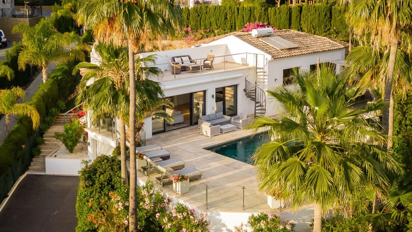 Elegant Villa in Nueva Andalucia with Golf Views