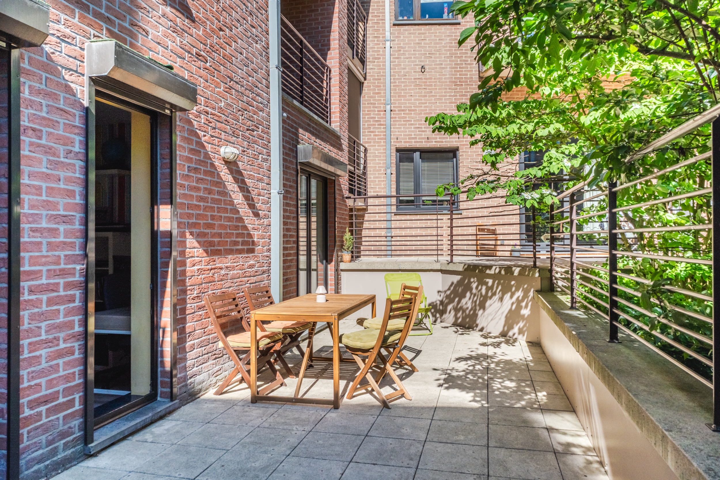 Licht appartement met terras en tuin
