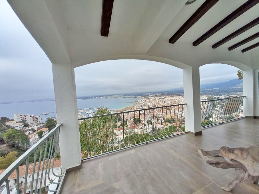 Komfortable Ferienimmobilie mit traumhaftem Blick in Roses, Puig Rom, Costa Brava