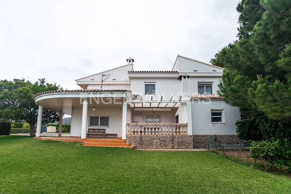 "Charming Villa for Sale in the Heart of Oropesa del Mar: Ready to Move In!"