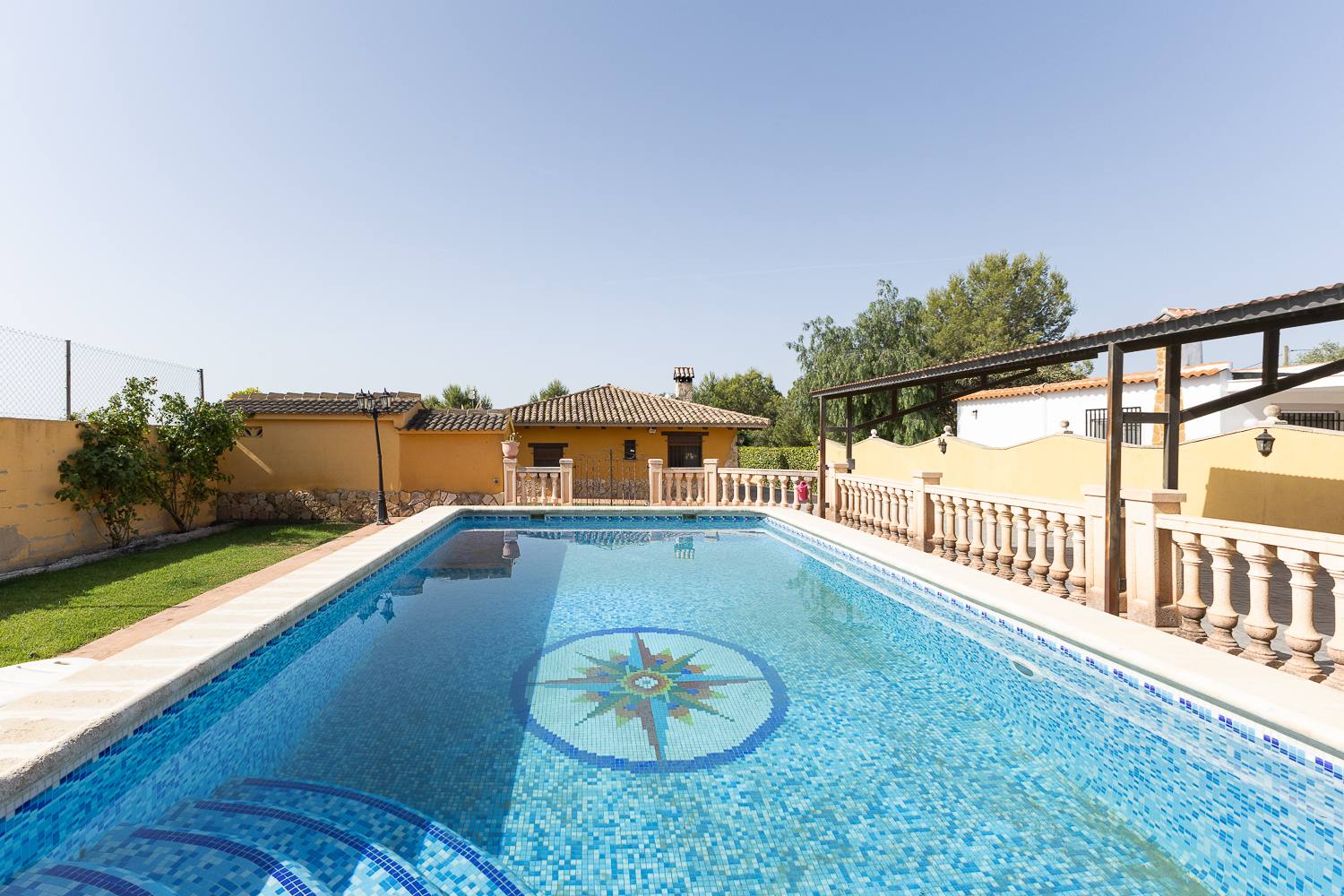 Pleasant single-family one-story home with green views, minutes from the city.