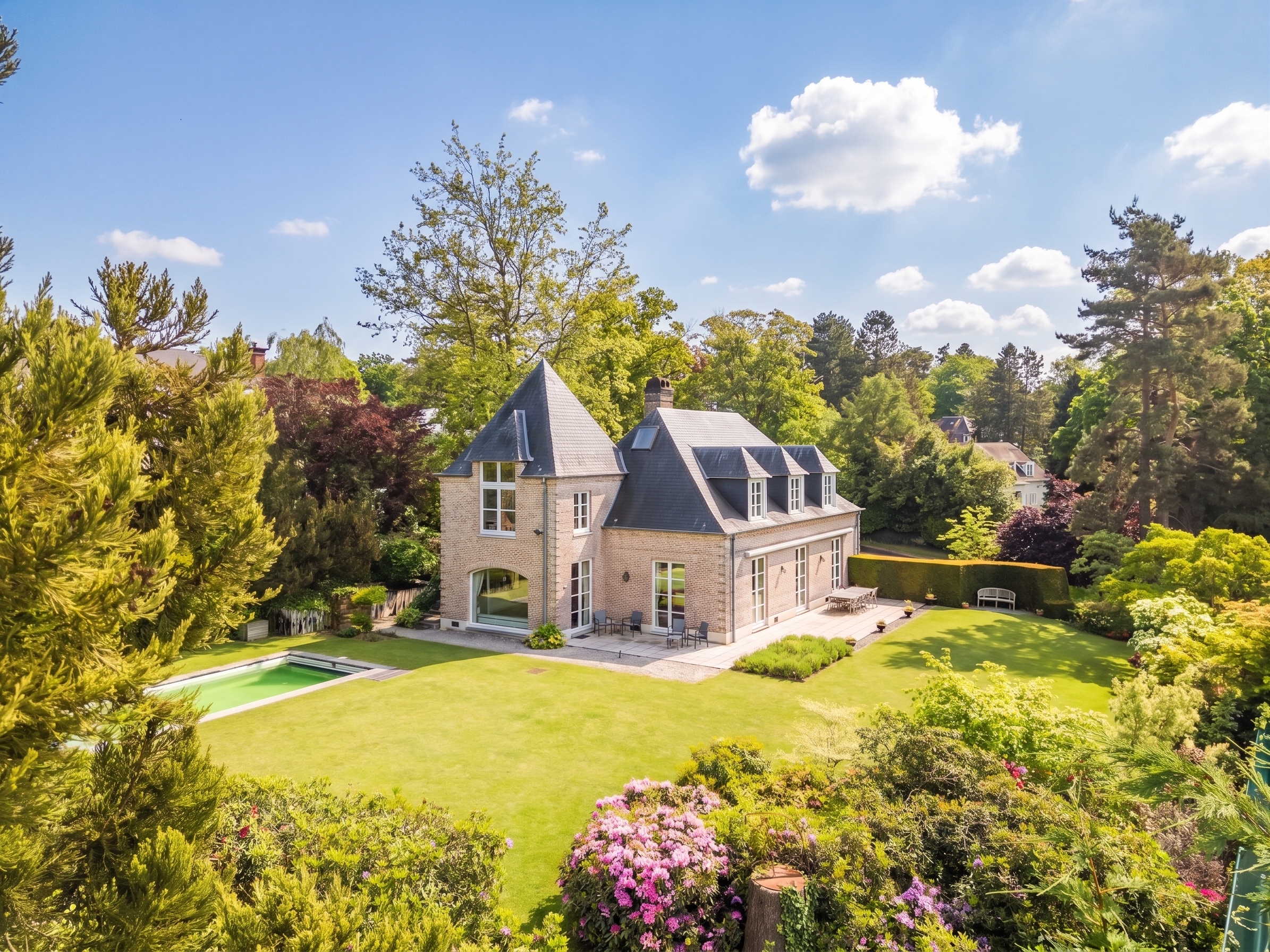 Charming Lypzic architect-designed villa on prestigious Castonier Avenue in Rhode-Saint-Genese