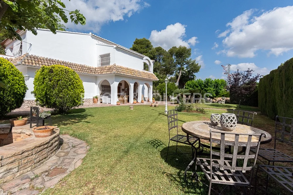 Six-bedroom property with large plot in Montesol