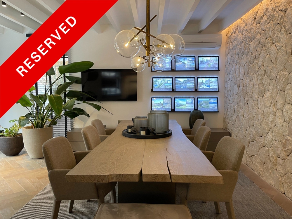 A charming, refurbished office in Santa Catalina