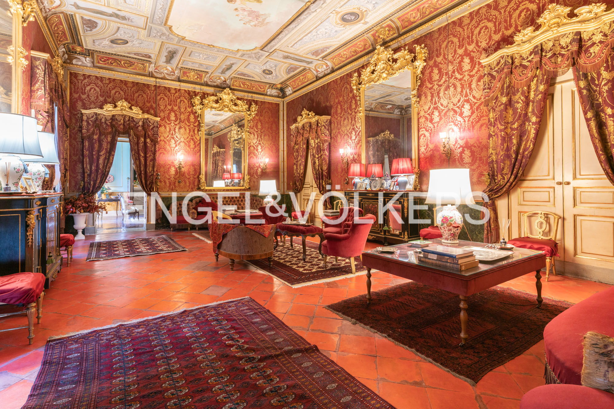 Historic residence in Piazza Dante