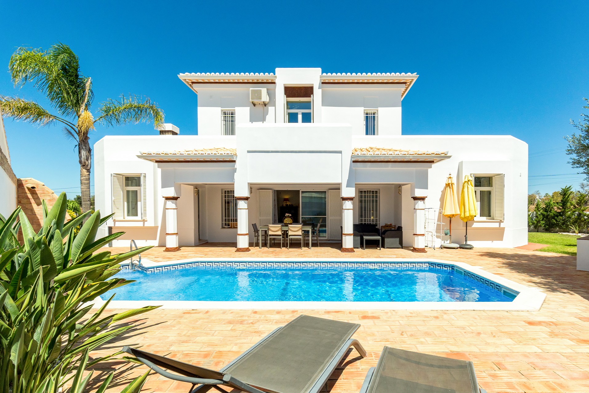 Bright 4-Bedroom Villa with Swimming Pool