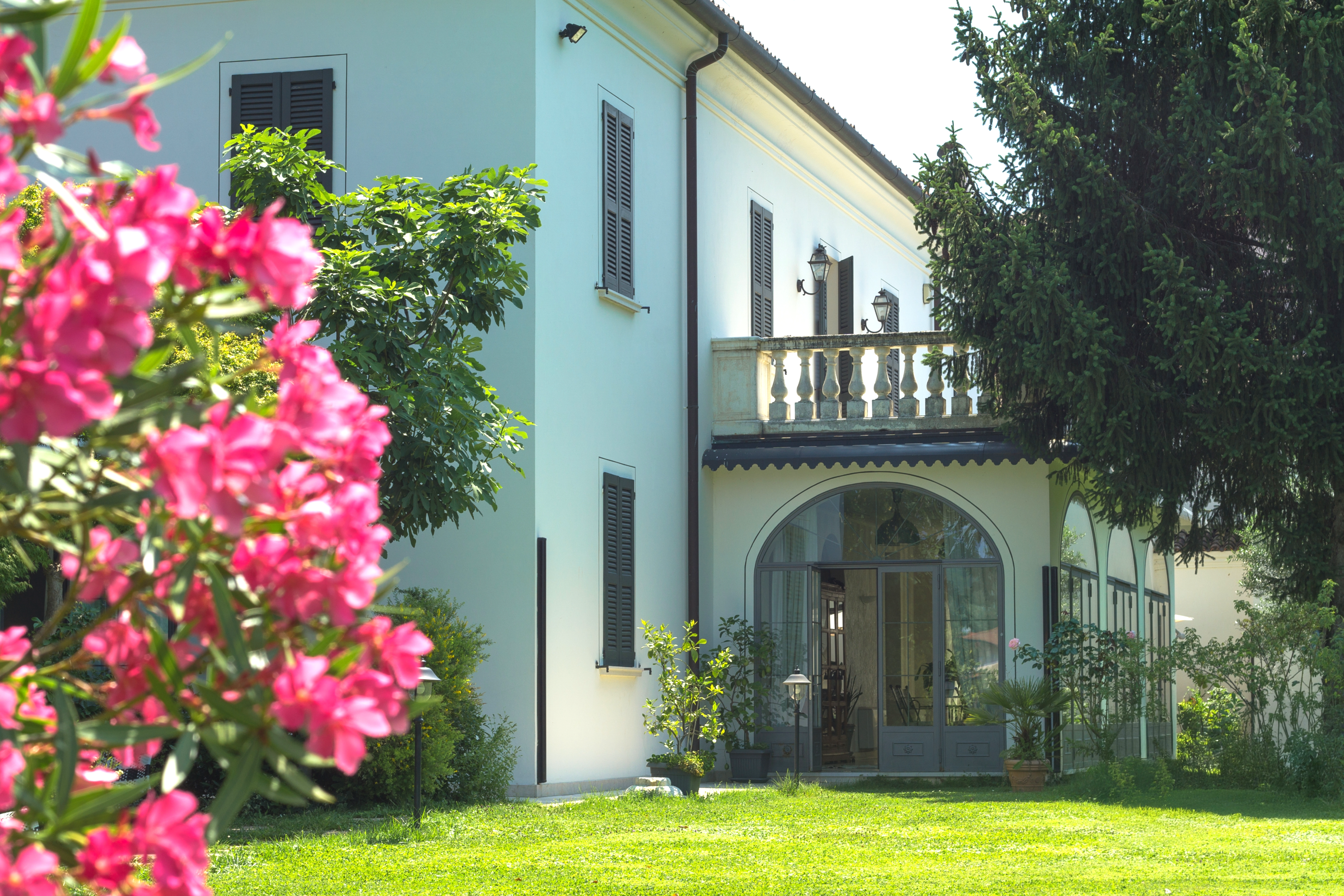 Villa Franca: historic residence with park and vineyard views