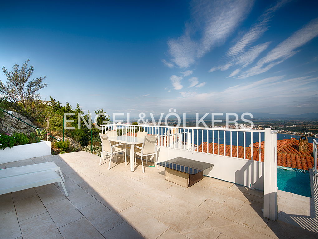 Casa con dos apartamentos y licencia con vistas al mar.