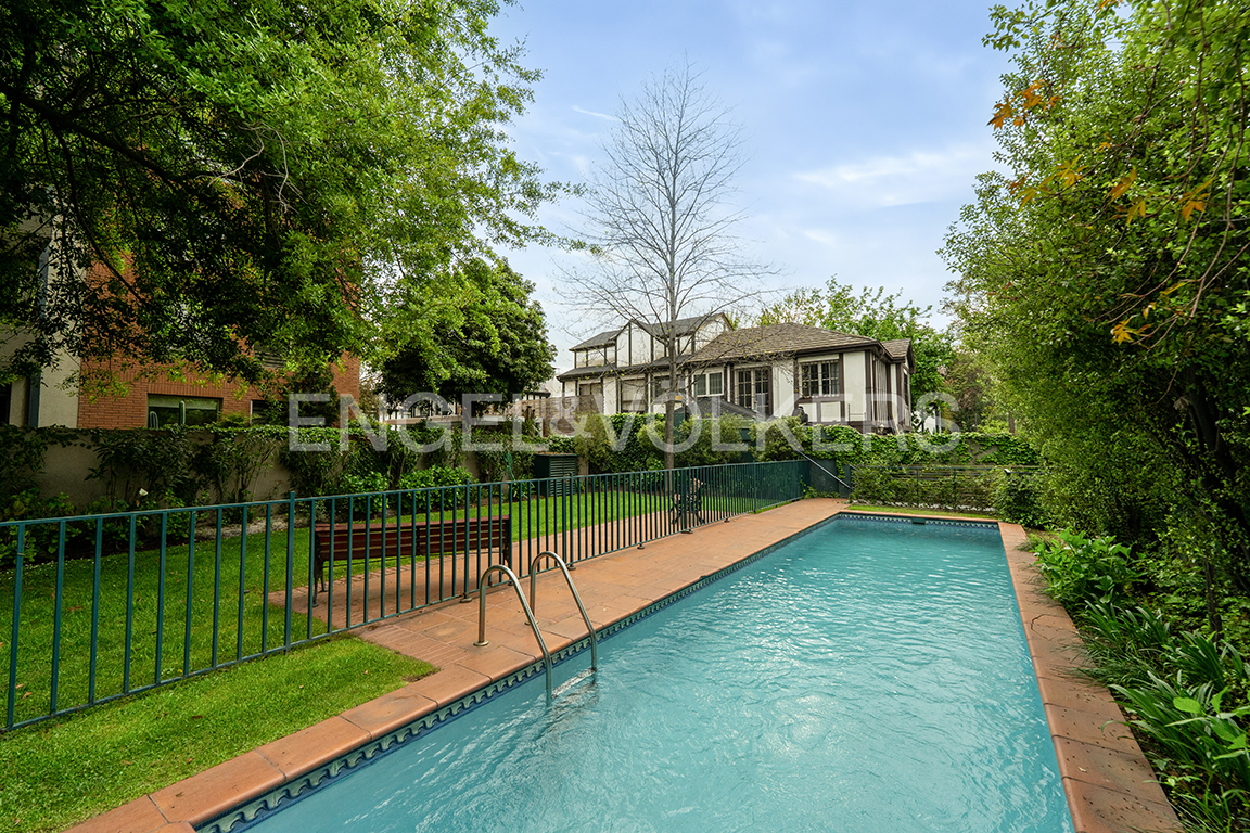 Ubicación Privilegiada y Entorno Seguro. Exclusivo Departamento con jardín