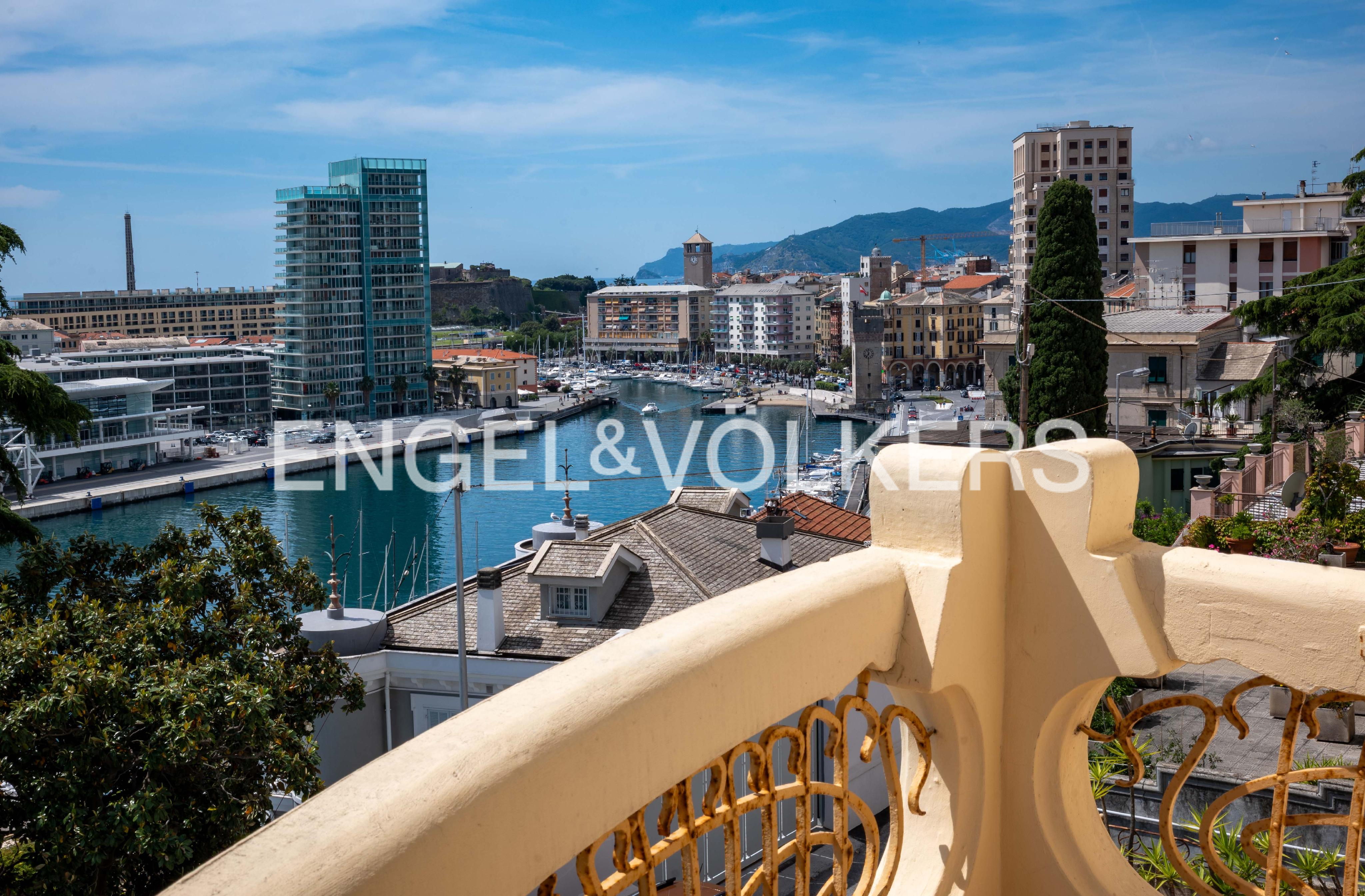 Prestigious apartment with breathtaking views in an elegant historic building.