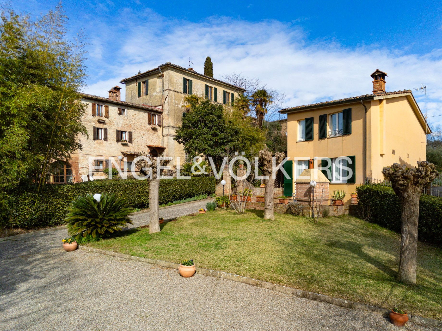 Exclusive property outside the walls of Siena