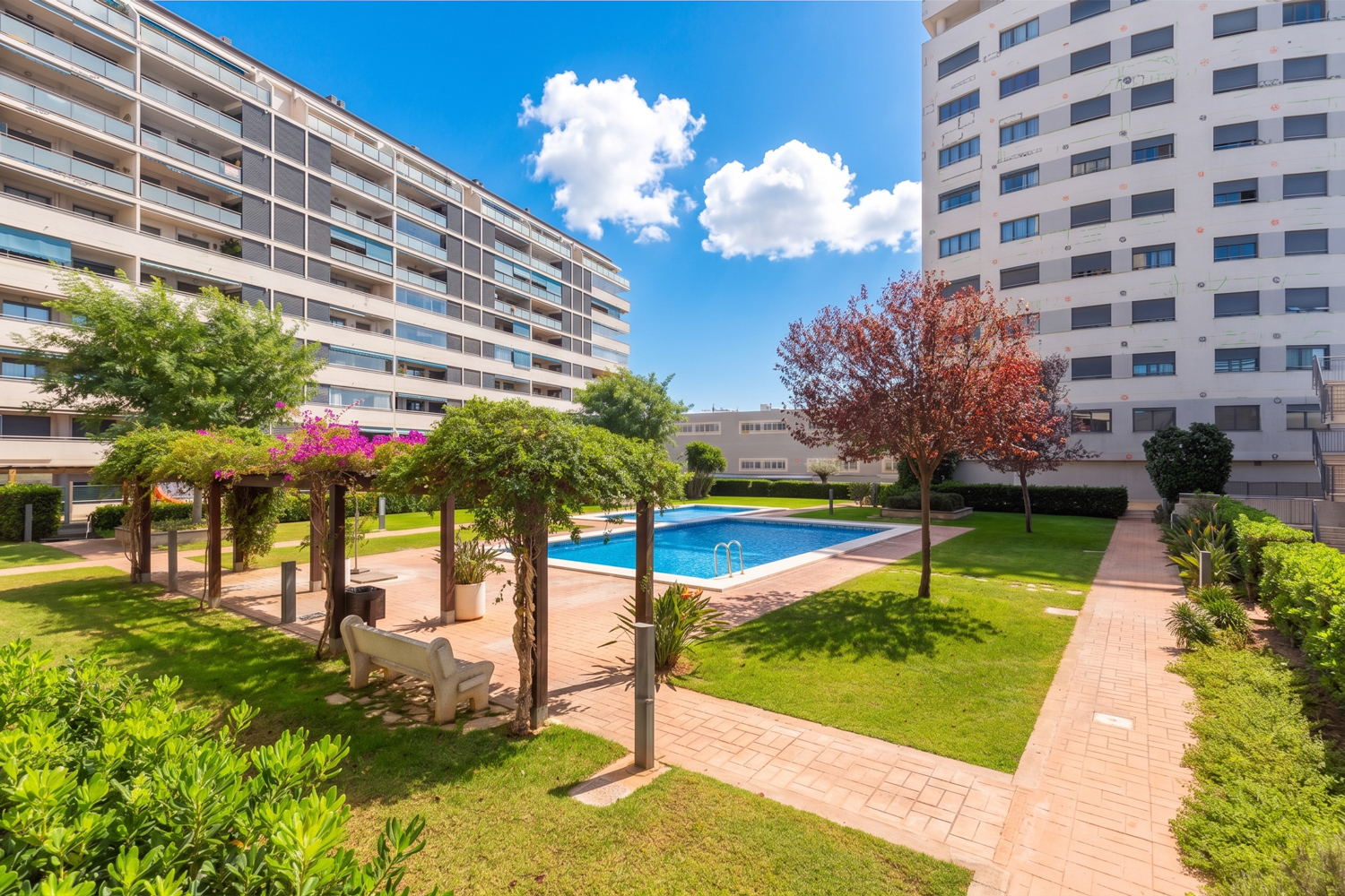 Elegant apartment in a residential complex with views of the Turia River and Bioparc