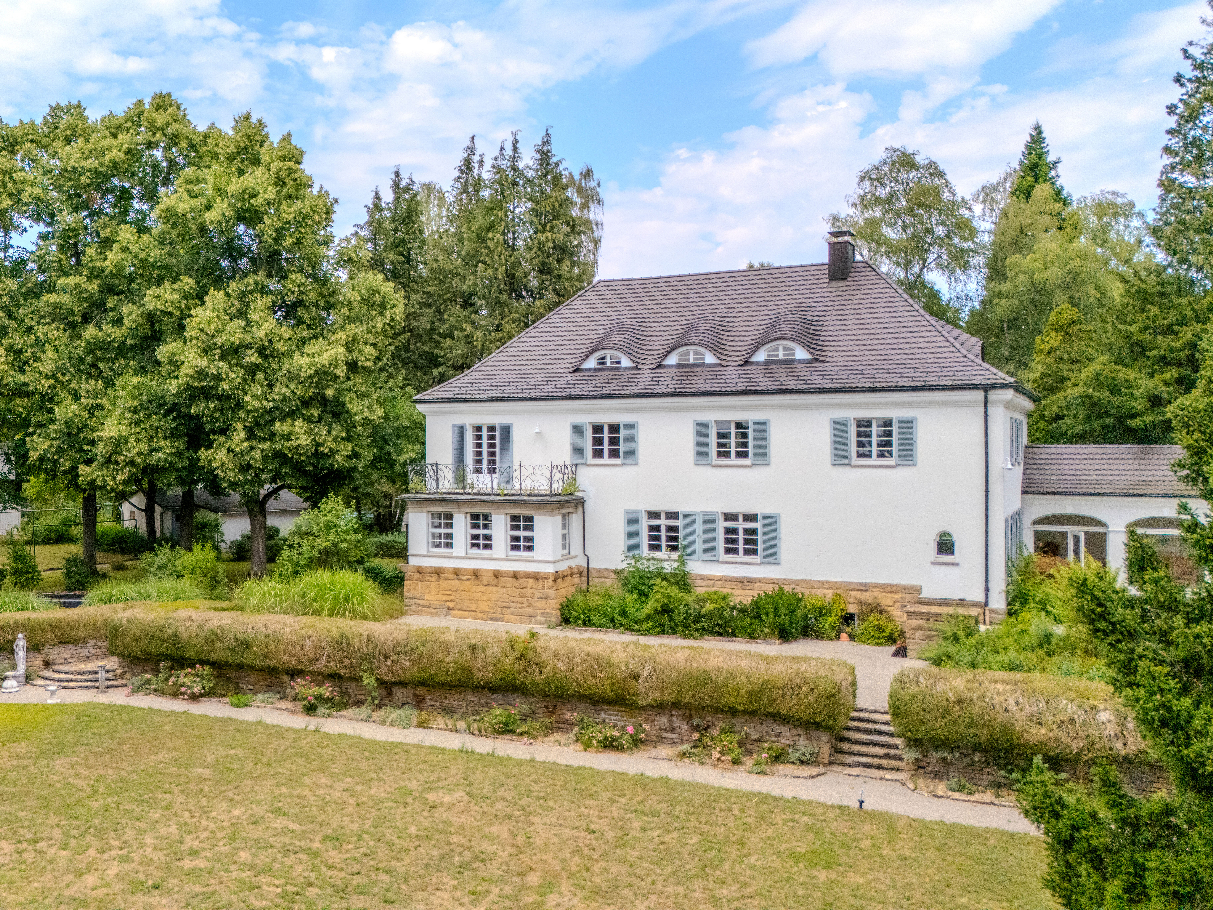 Large plot with existing house in Schwenningen