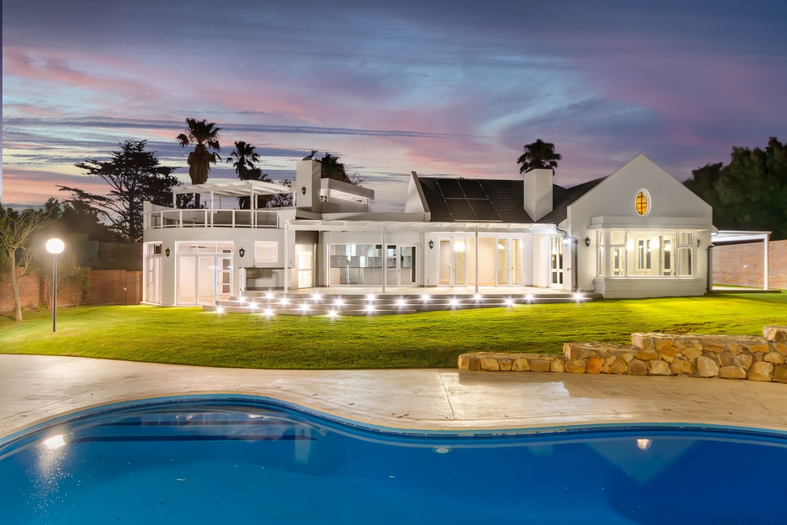 Immaculate Villa on Large plot in Exclusive Neighbourhood