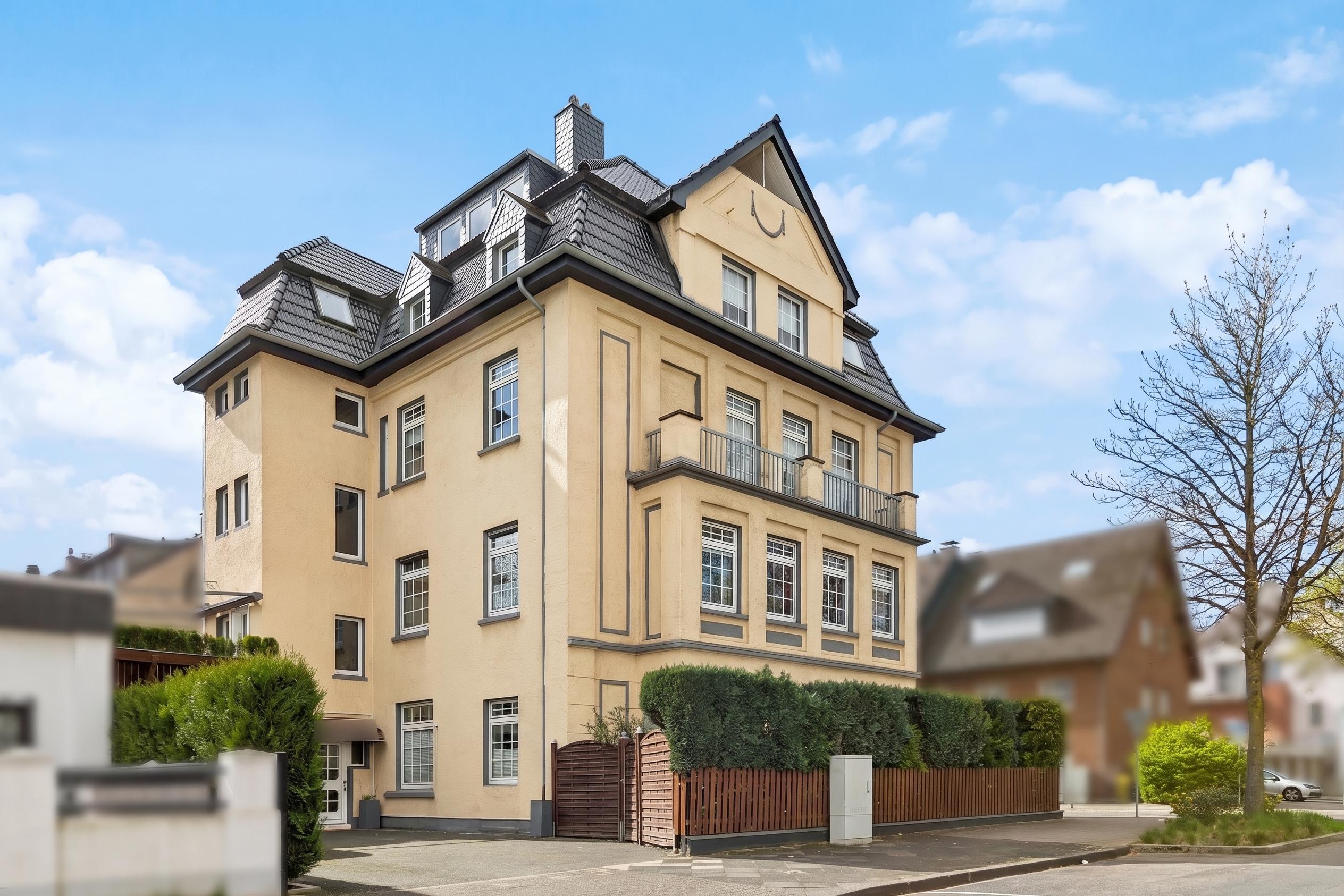 Charming 3-room period apartment in Neuss with historic charm and excellent transport links