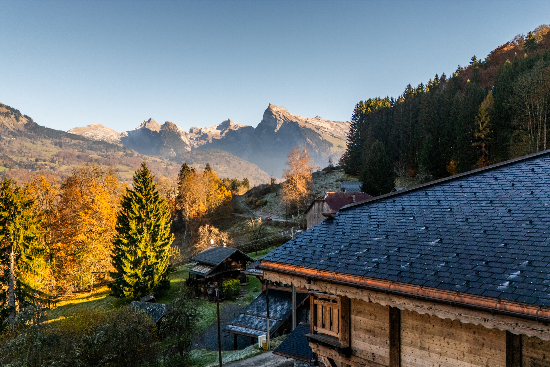Wunderschönes, hochwertiges Chalet in den Höhen von Morillon, in idyllischer Lage mit Panoramablick auf die umliegenden Gipfel.