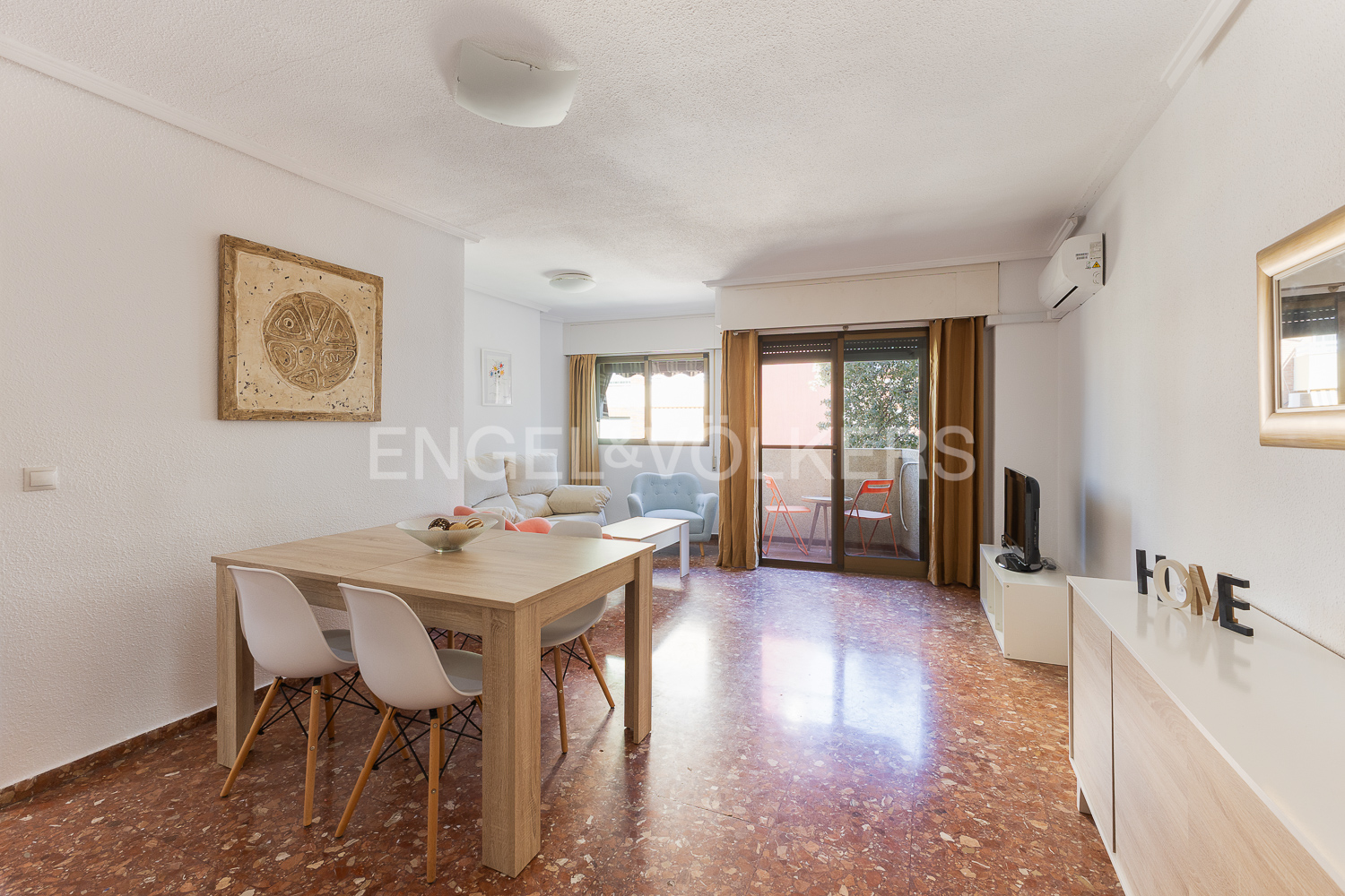 DISPONIBLE DESDE JULIO Piso de 3 Habitaciones con Balcón en Alquiler Temporal en Calle de la Reina