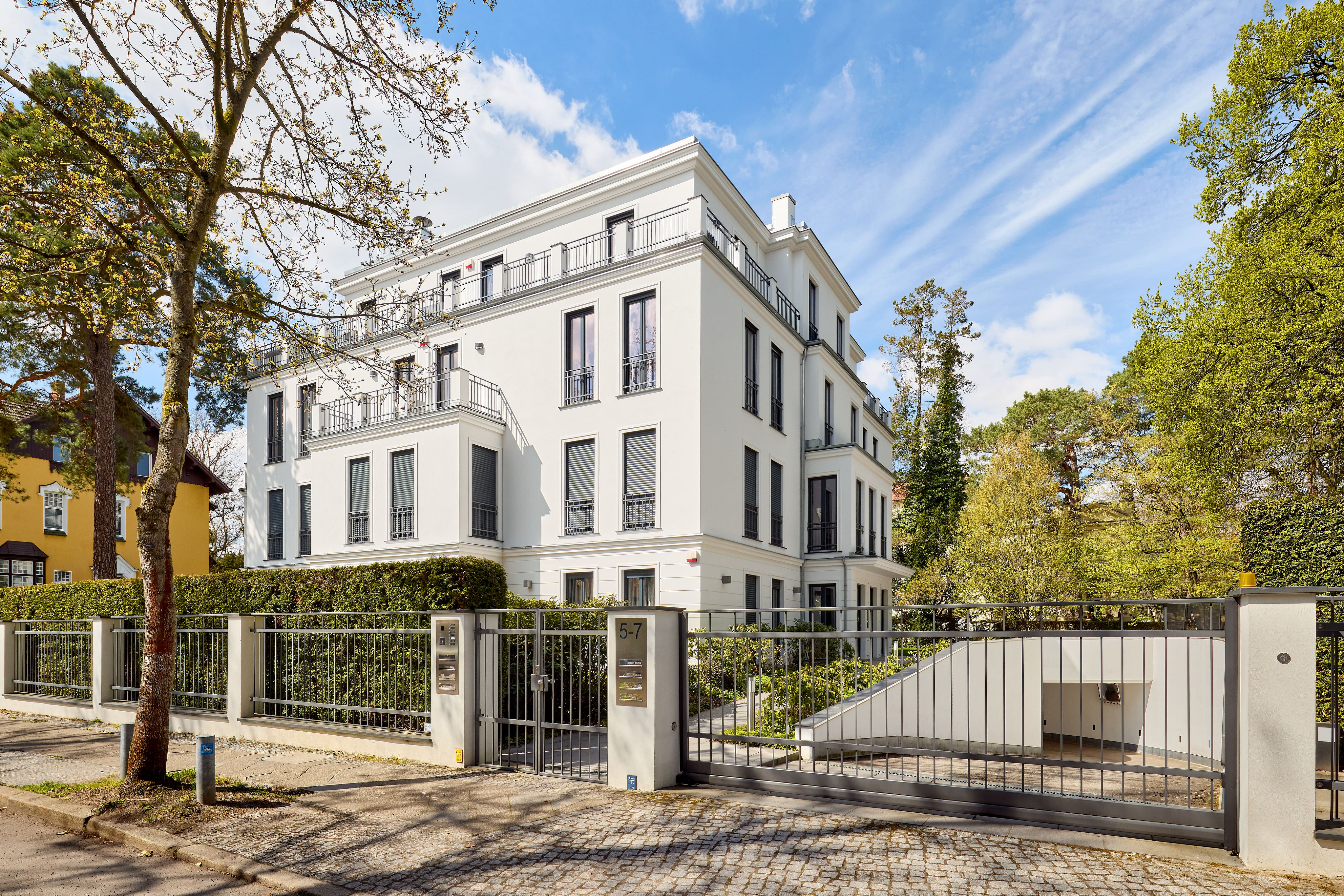 Exklusive Wohnqualität im Grunewald: 3,5 Zimmer, Sonnenterrassen & Komfortausstattung