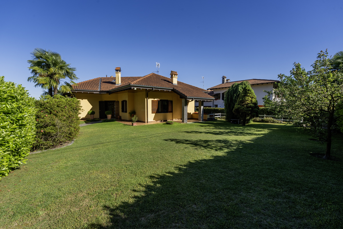 Detached villa with garden a short walk from the lake