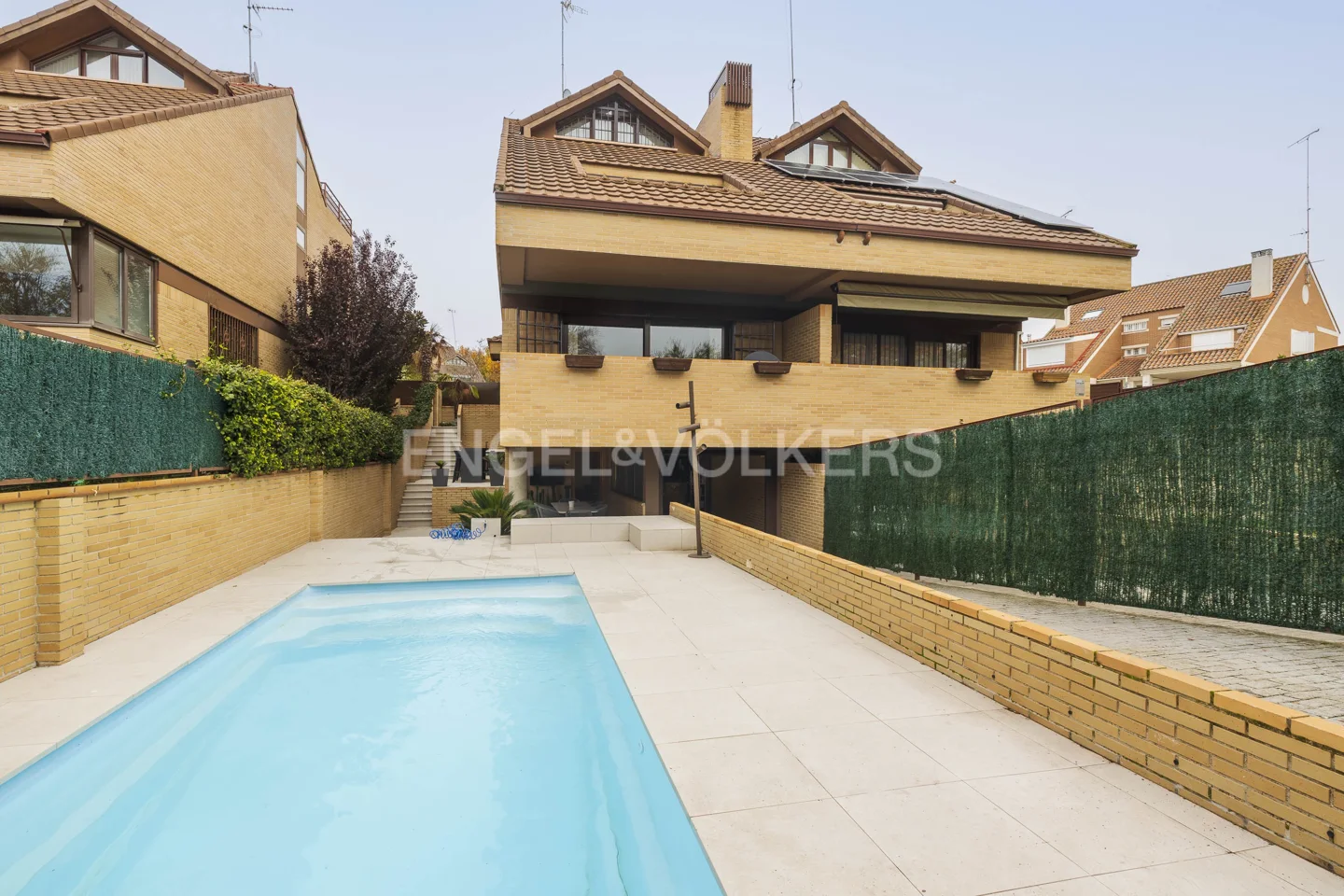 Unfurnished house with swimming pool