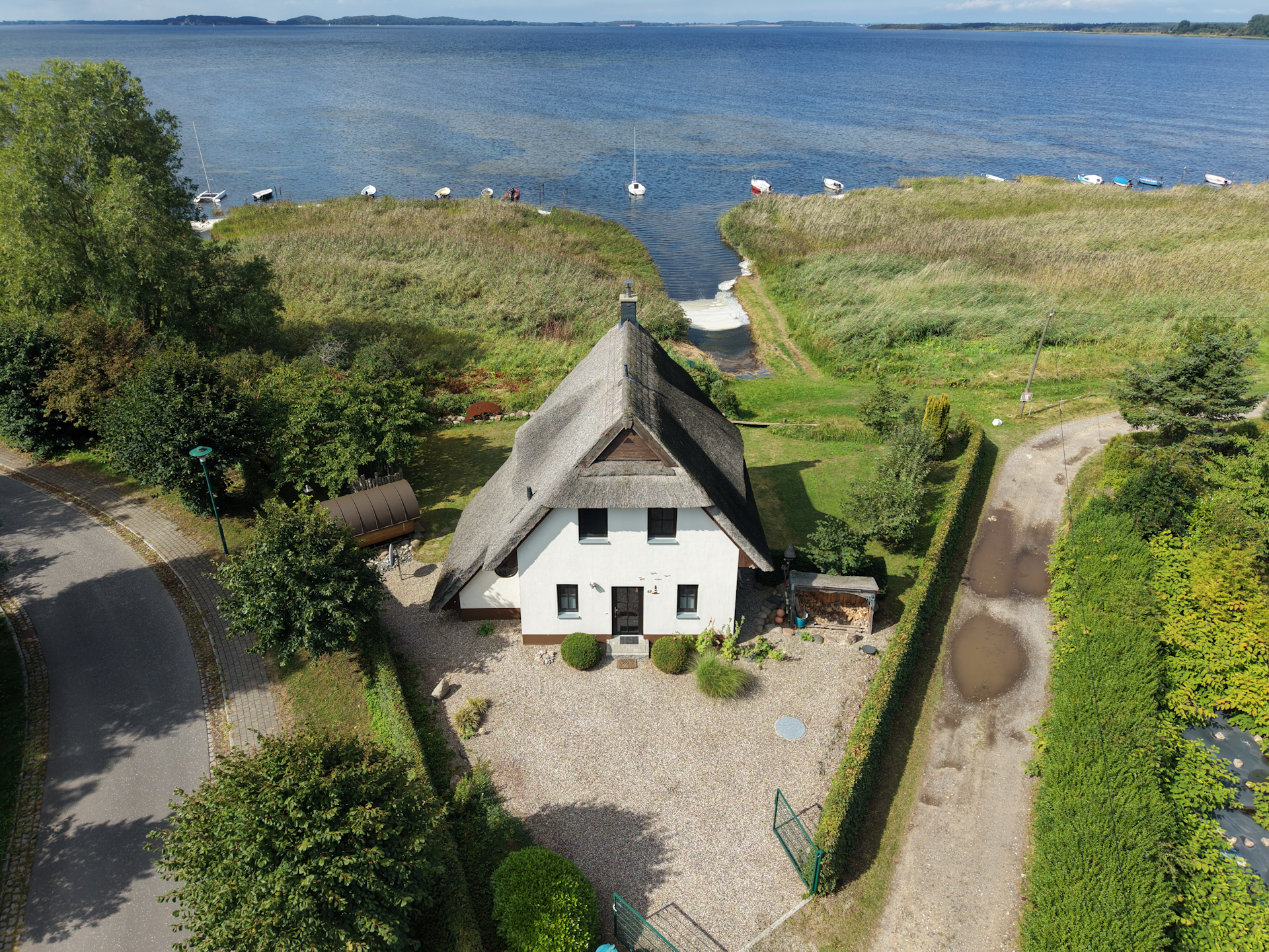 Reetgedecktes Unikat direkt am Bodden – charmantes Wassergrundstück mit Sauna und traumhaftem Wasserblick