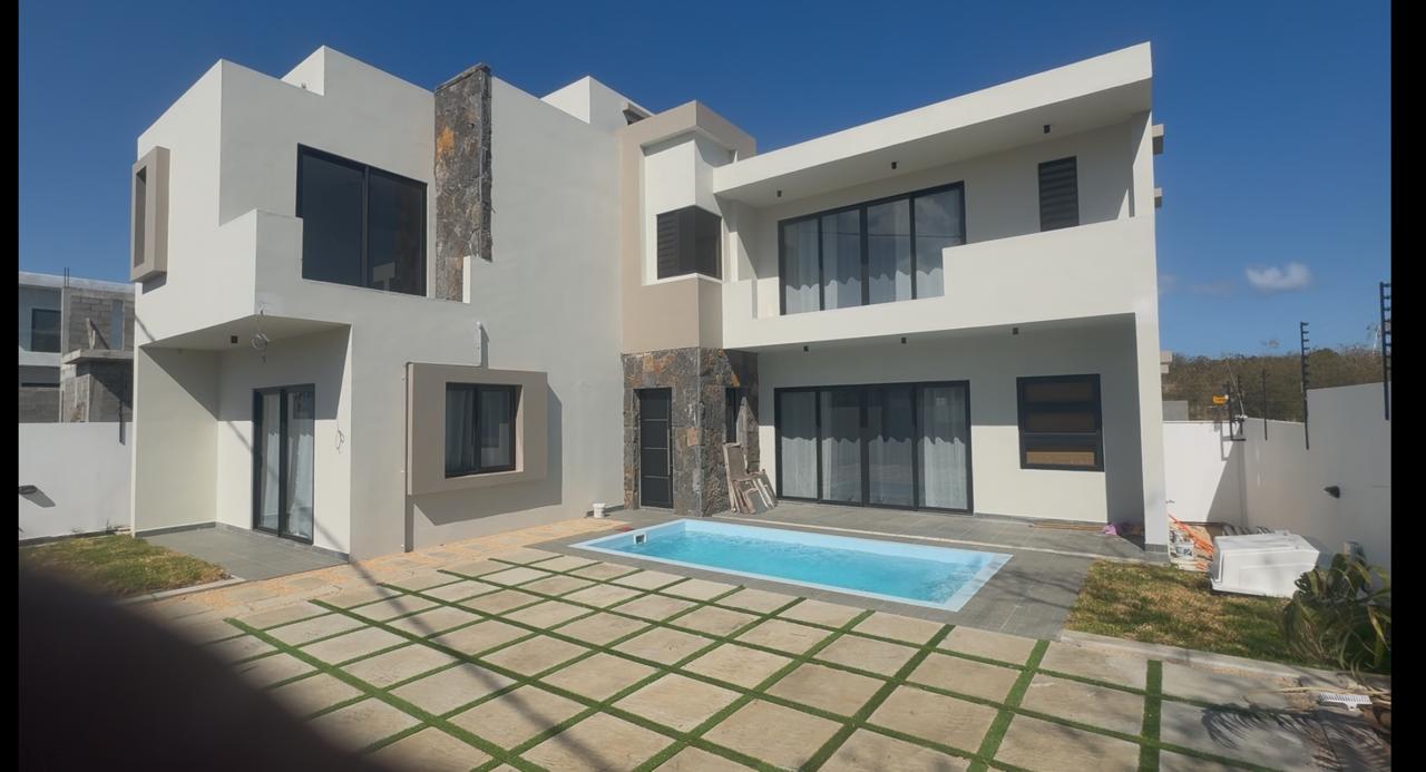 Modern 4-Bedroom House for Rent in Cap Malheureux – Private Pool & Rooftop Terrace