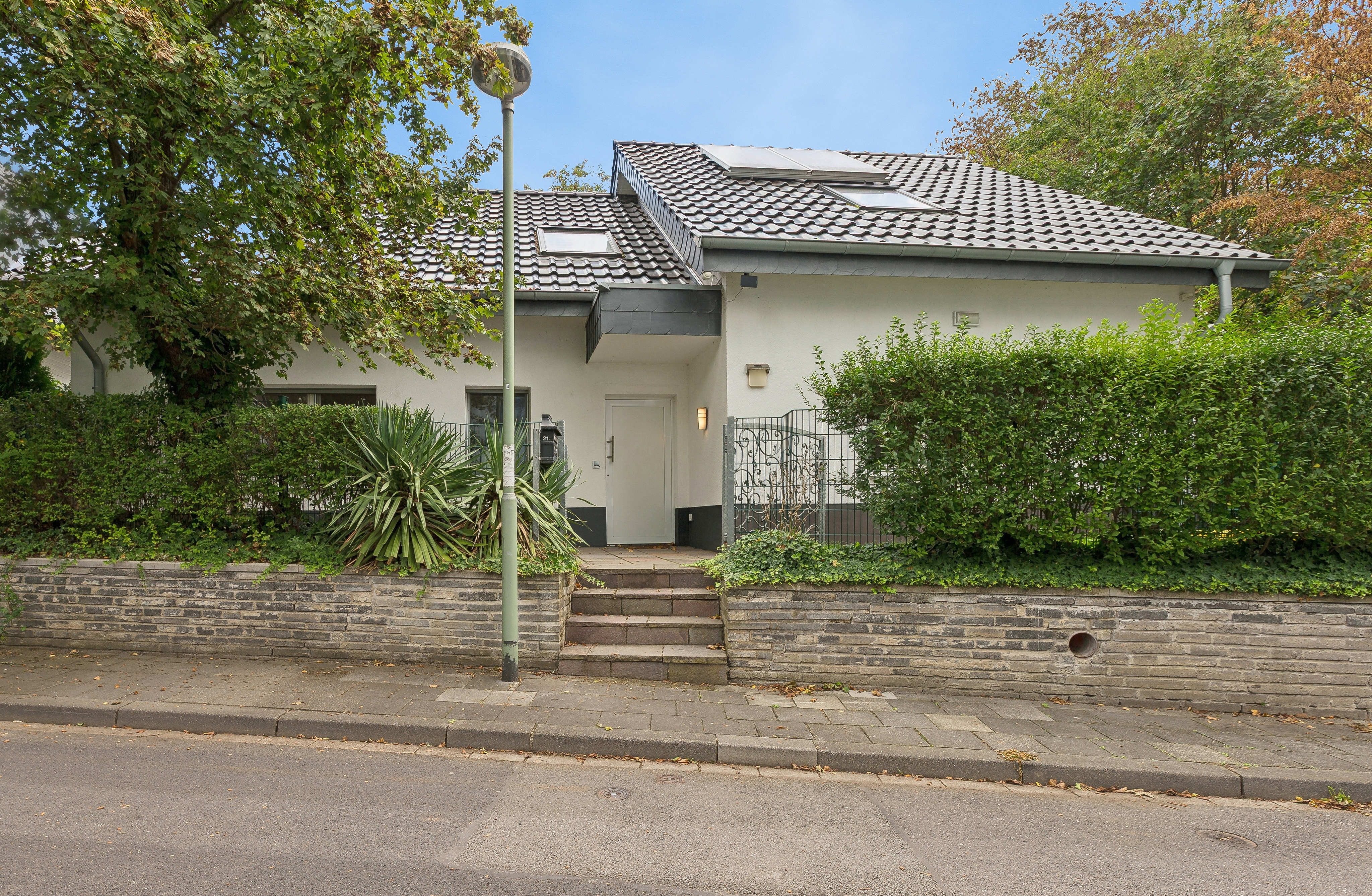 Detached single-family home in a prime location, just steps from the marina