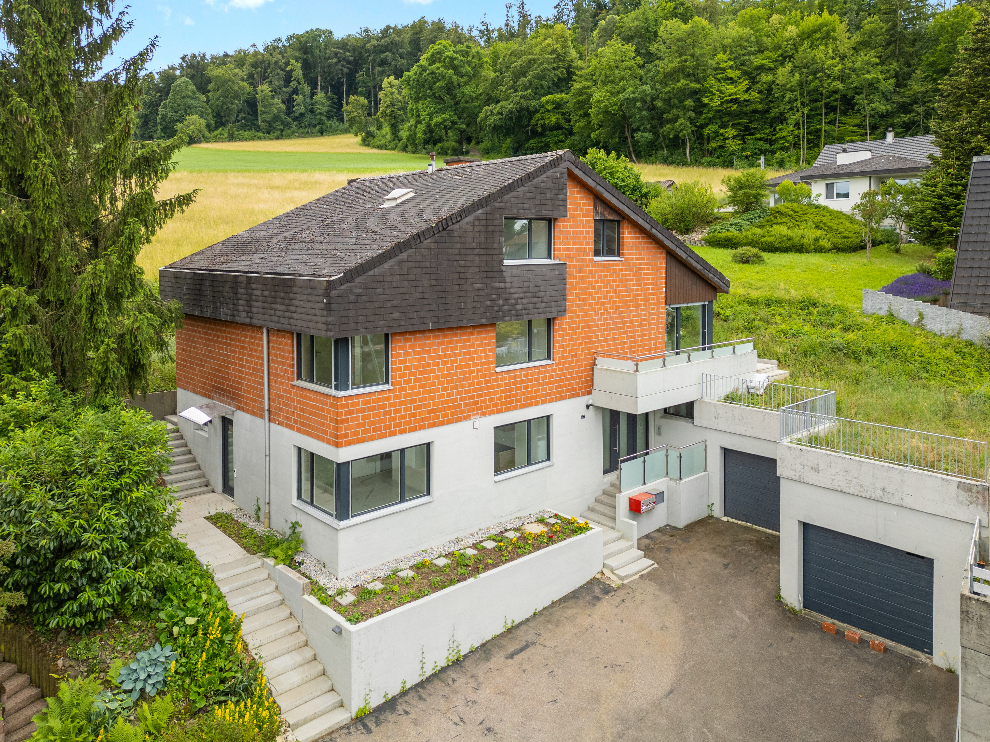 Modern family home with separate apartment