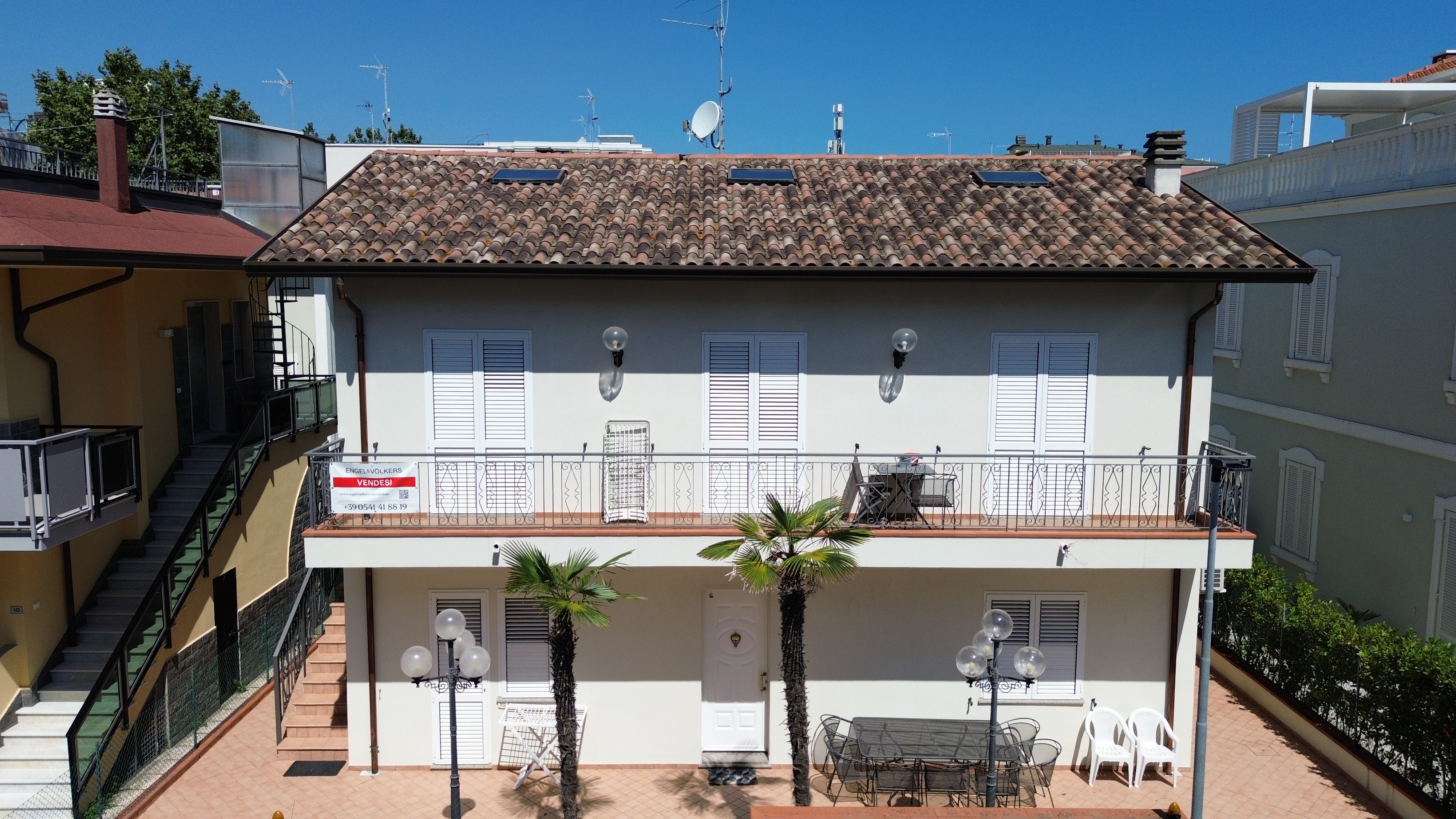 The Charm of the Seaside Villa, in the Heart of Dawn