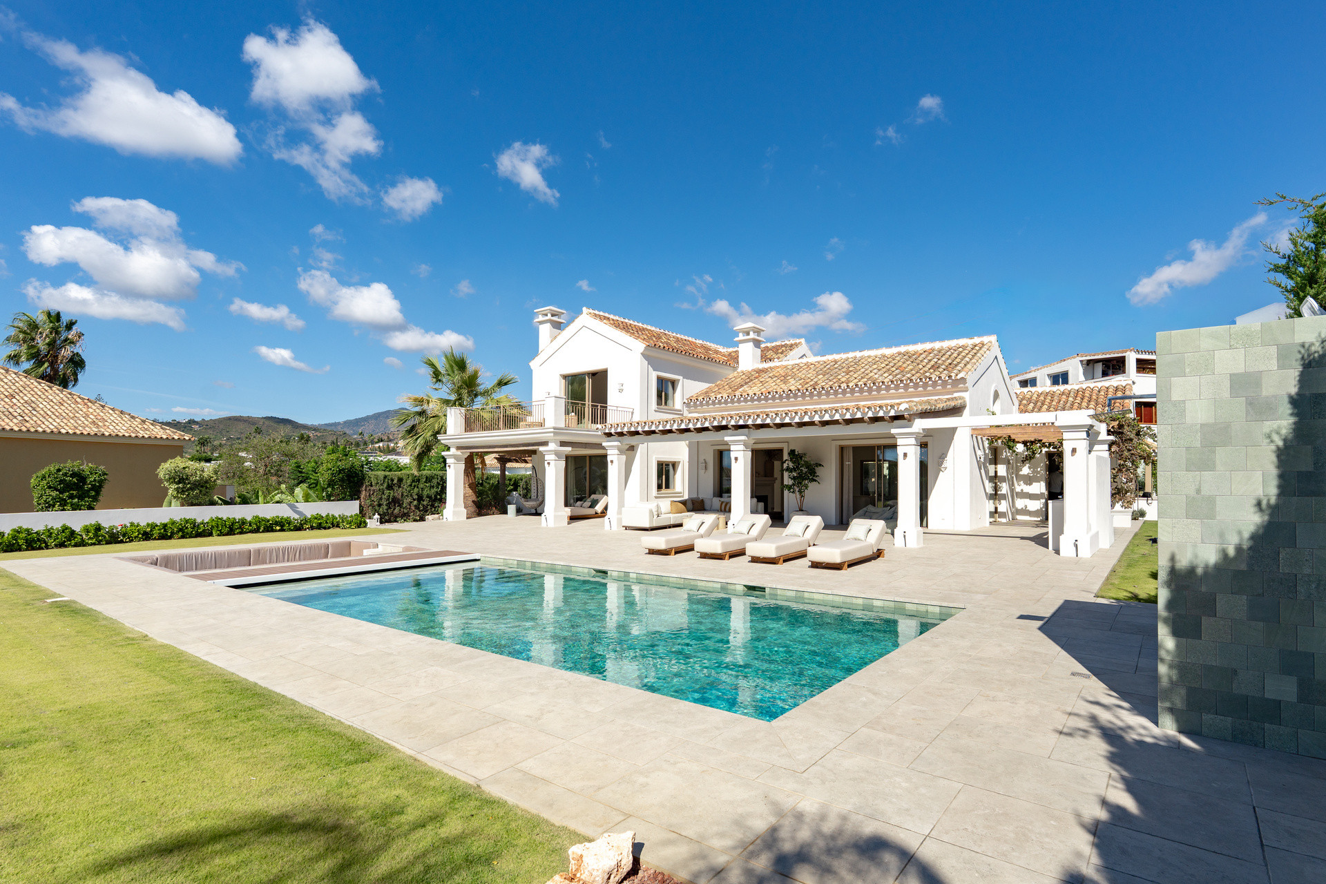 Elegante andalusische Villa mit moderner Innenausstattung und Meerblick in El Rosario