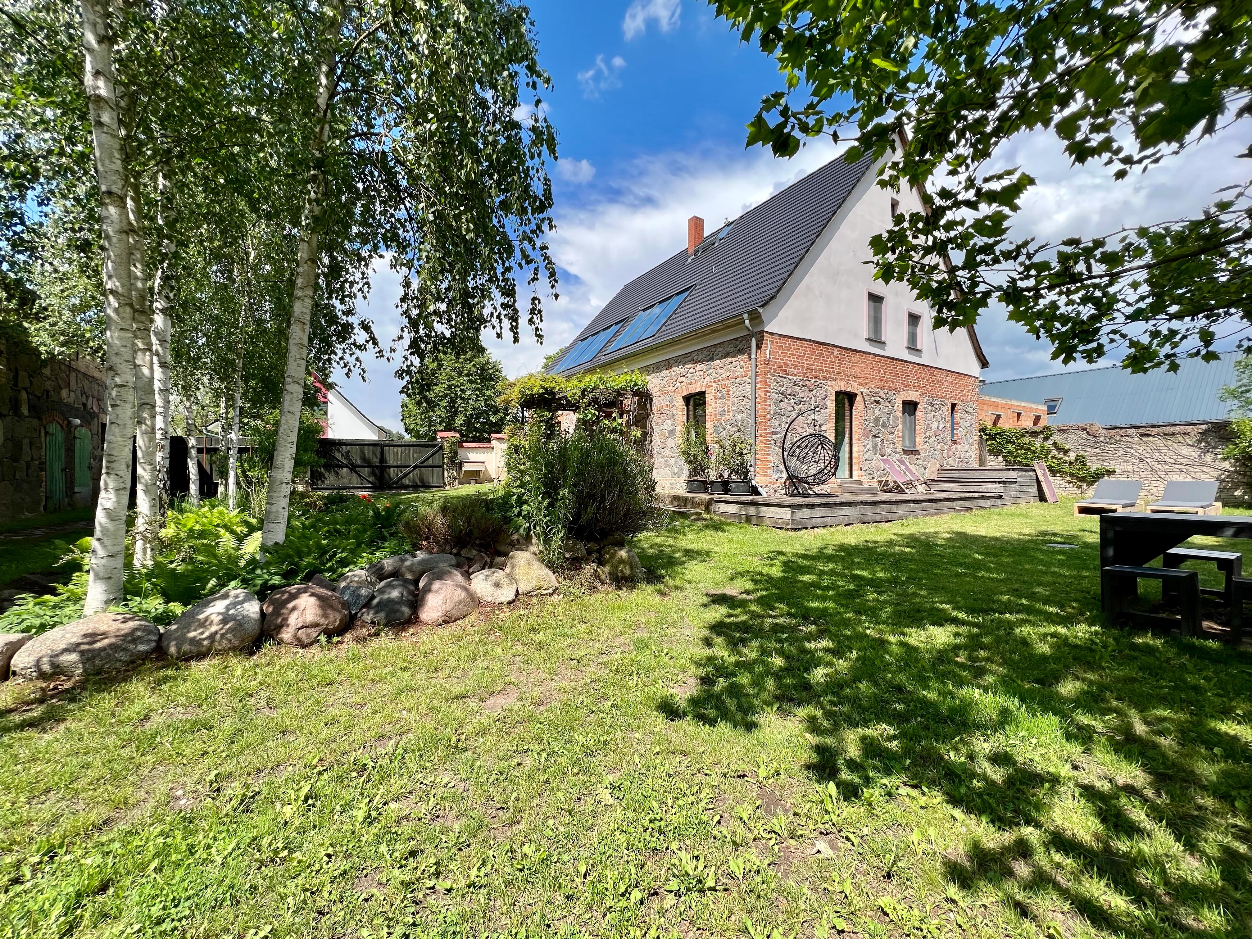 Zwei historische Dreiseitenhöfe mit drei Häusern, Scheunen, Gartensauna und rund 4 Hektar Land in der Uckermark