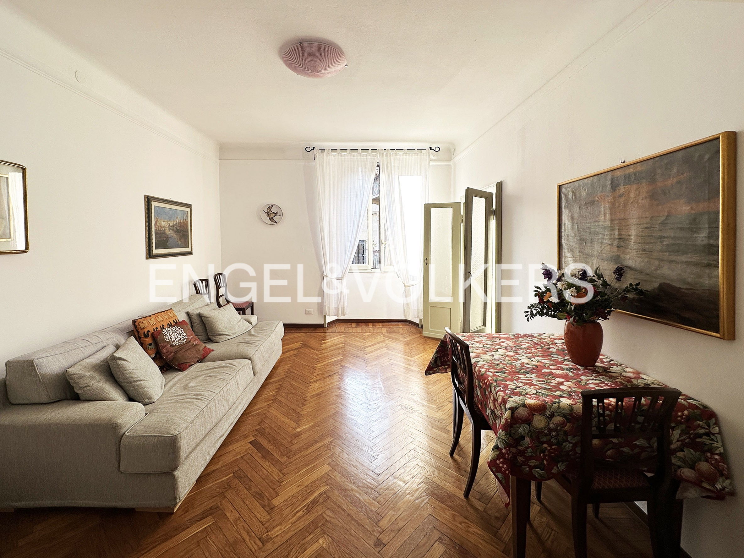 Light and silence in via Belfiore