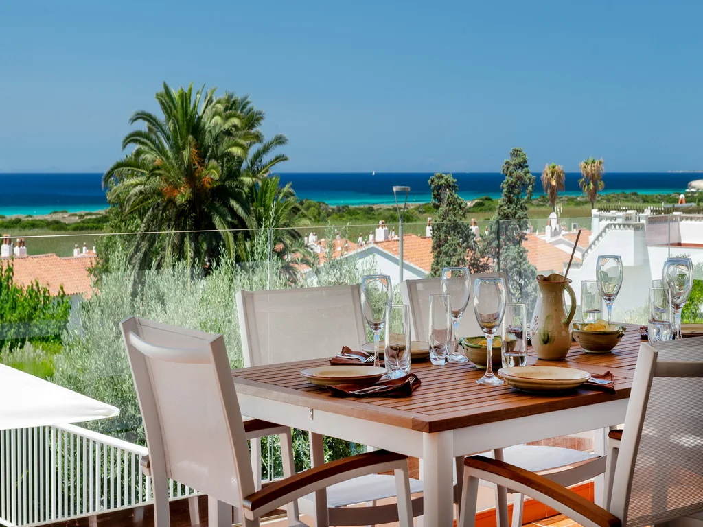 Alquiler vacacional.- Villa con preciosas vistas a la playa de Son Bou, Menorca