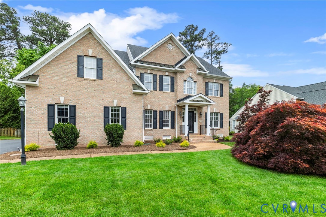 Grand Brick Estate in Private Cul-de-Sac