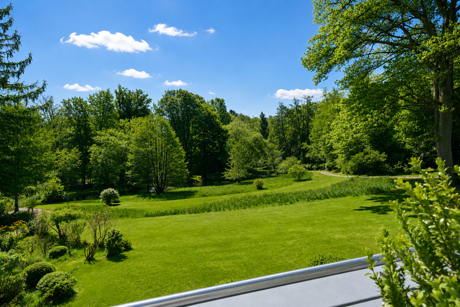 Ein Zuhause wie ein Haus. 239 m² in einzigartiger Lage direkt am Alsterlauf!