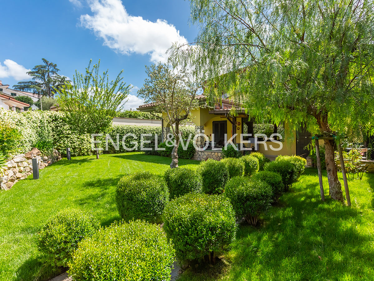 Semi-detached villa with private garden and double garage | Parco Azzurro