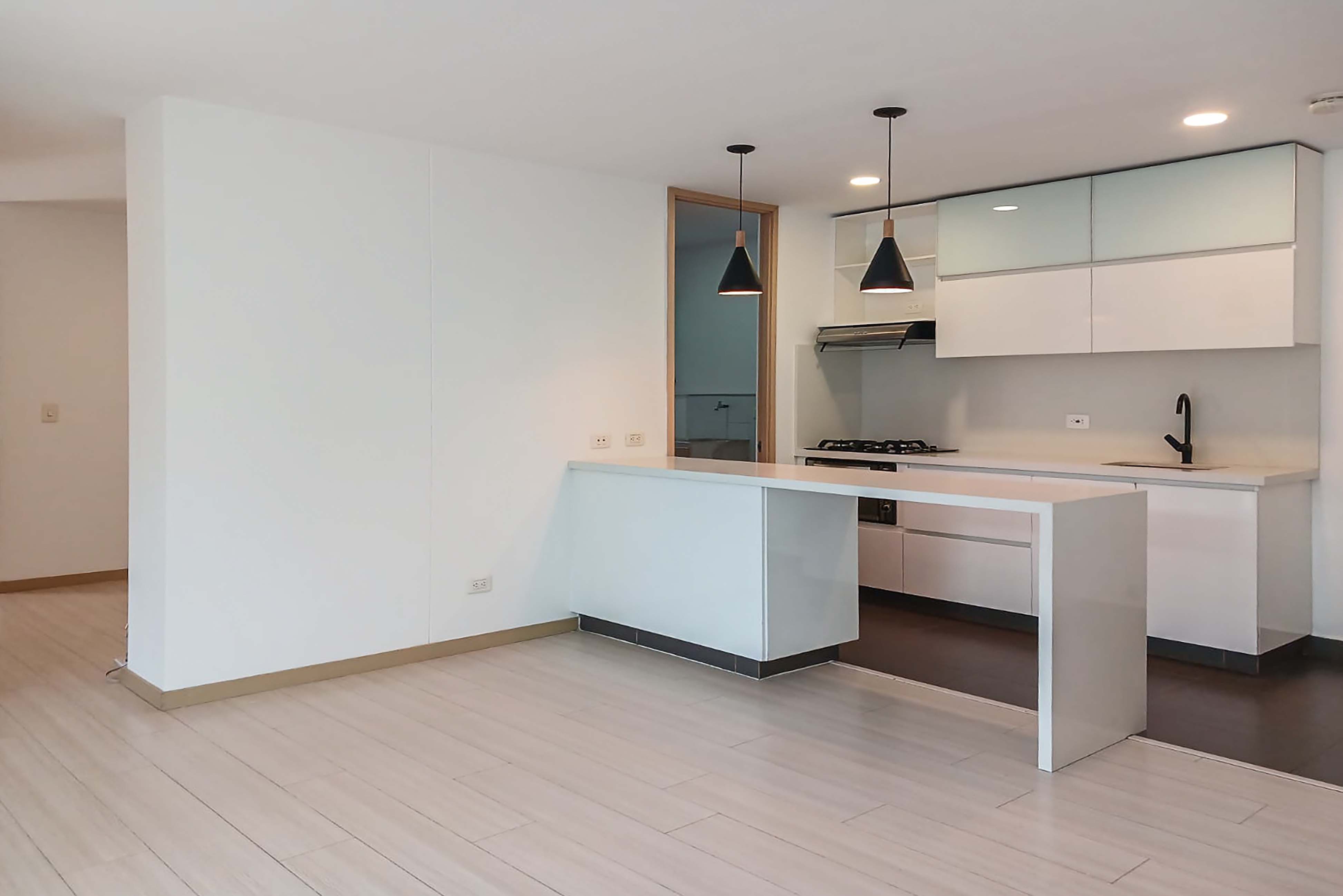 Apartamento con balcón y clubhouse para venta en Loma del Chocho, Envigado