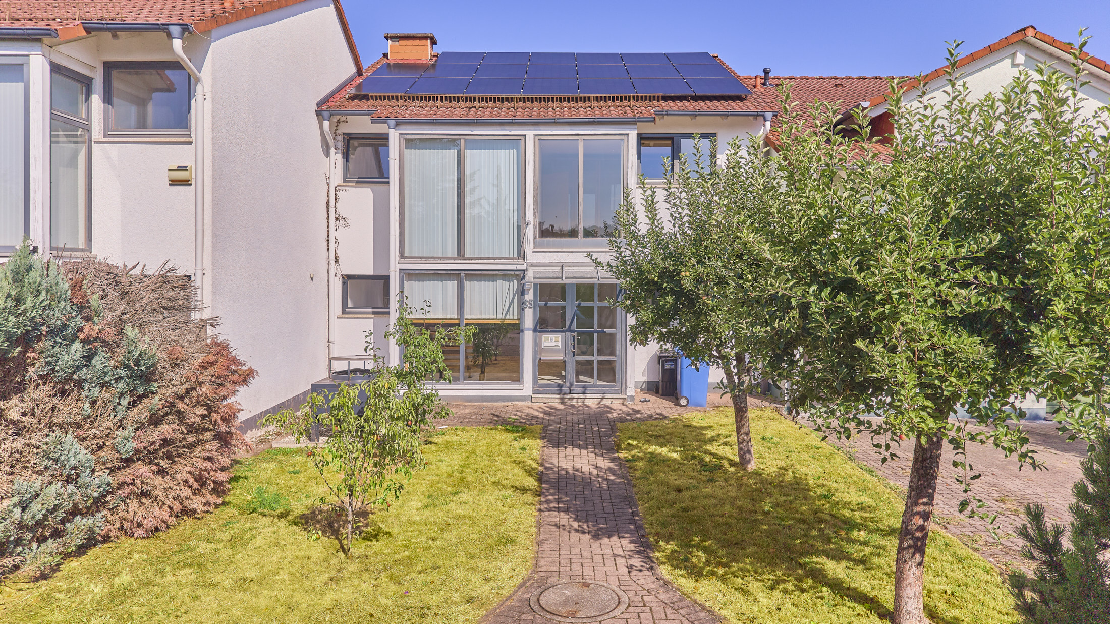 Modernisiertes 5-Zimmer-Reihenhaus mit Kamin, Wärmepumpe & PV-Anlage