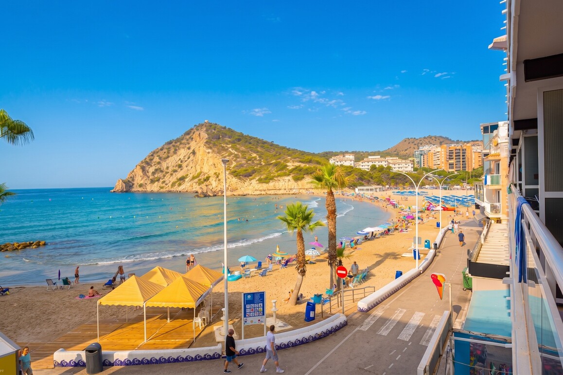 Exclusive corner apartment to renovate on the first line of La Cala de Finestrat