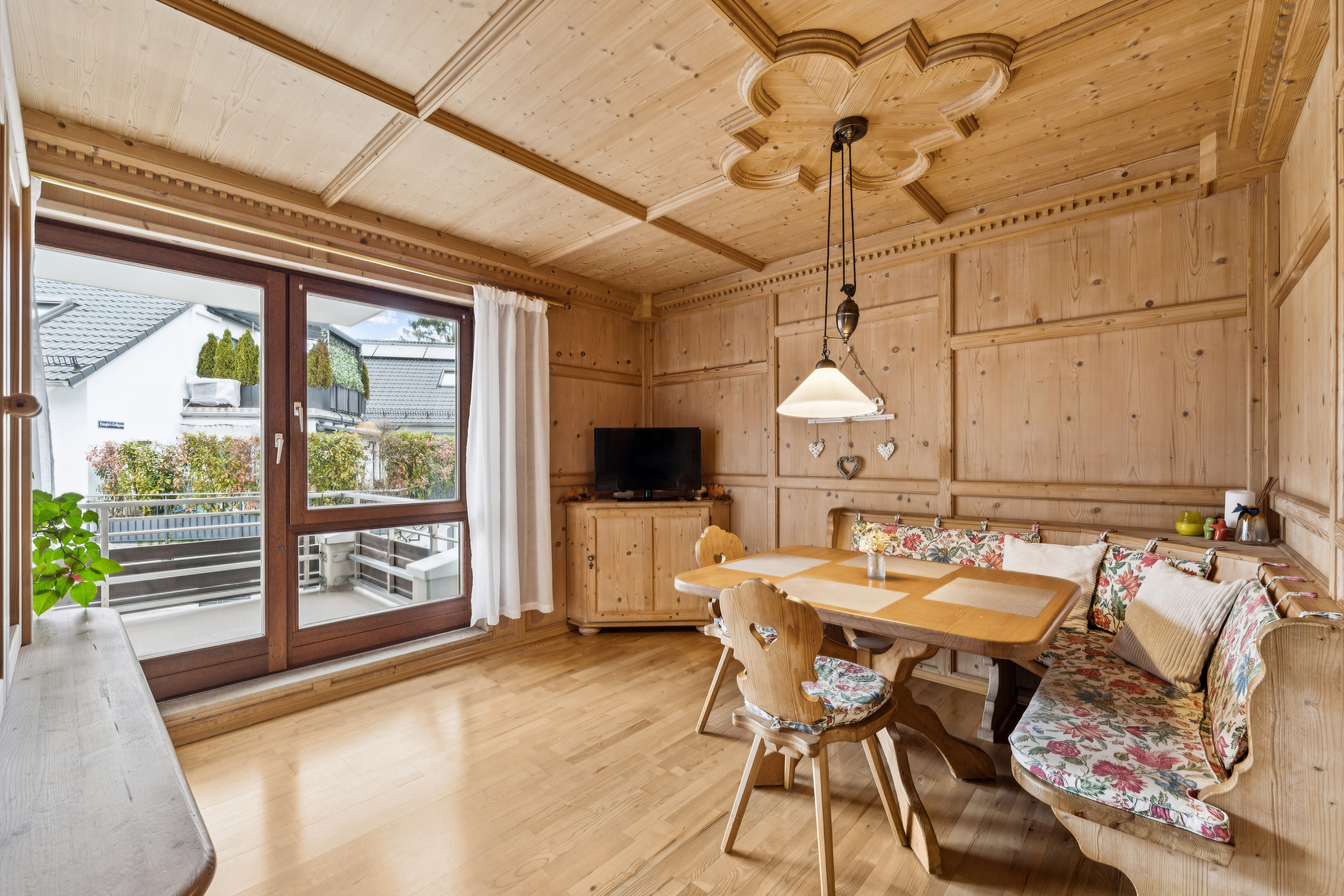 Charming 3-room apartment with chalet flair in Solln