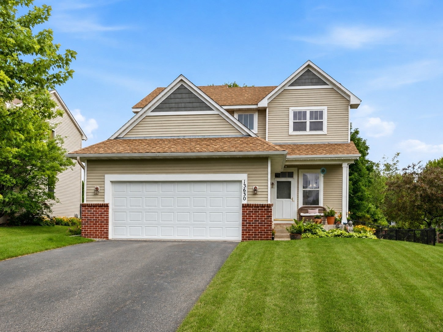 Executive Rosemount 4-BR: Open Layout & Fenced Yard