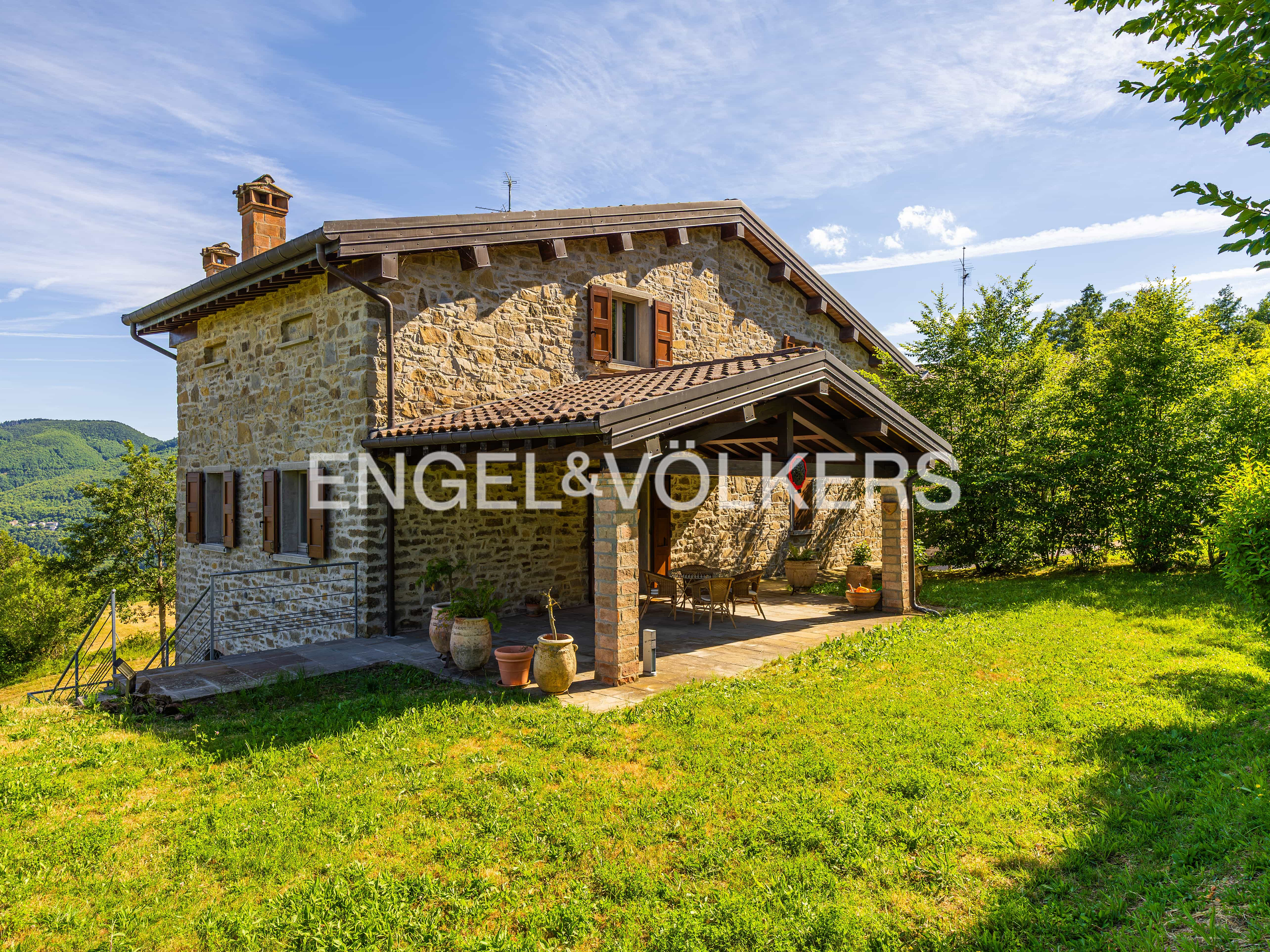 An elegant stone residence amid nature, design and panoramic views