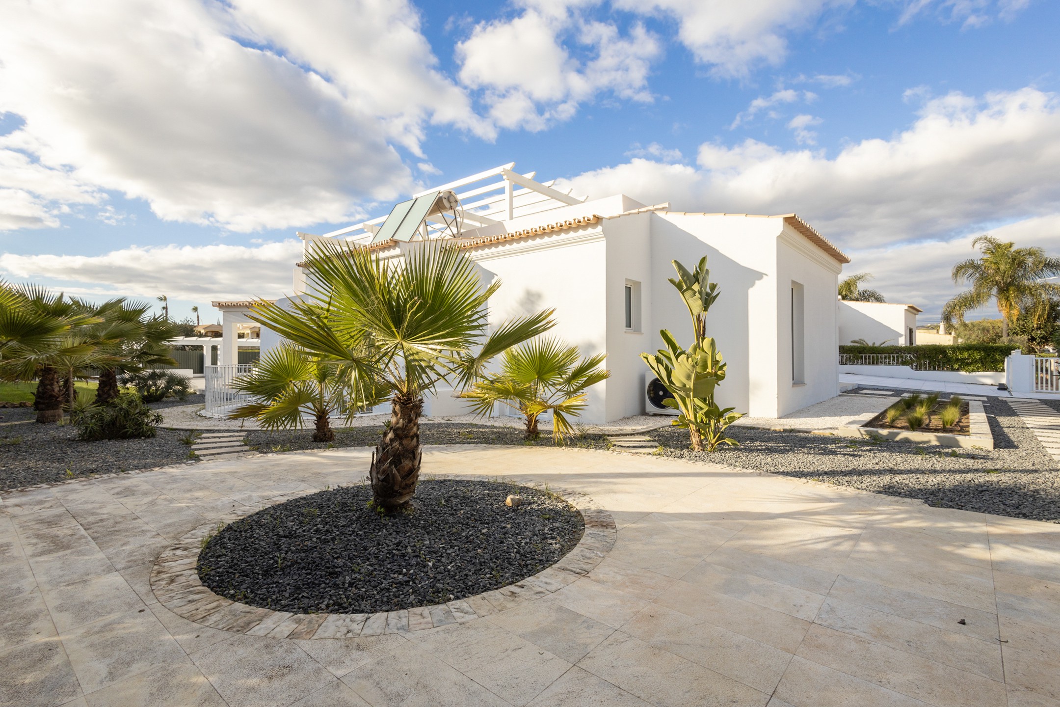 Excellent 4-bedroom home with pool and garden in Vilamoura