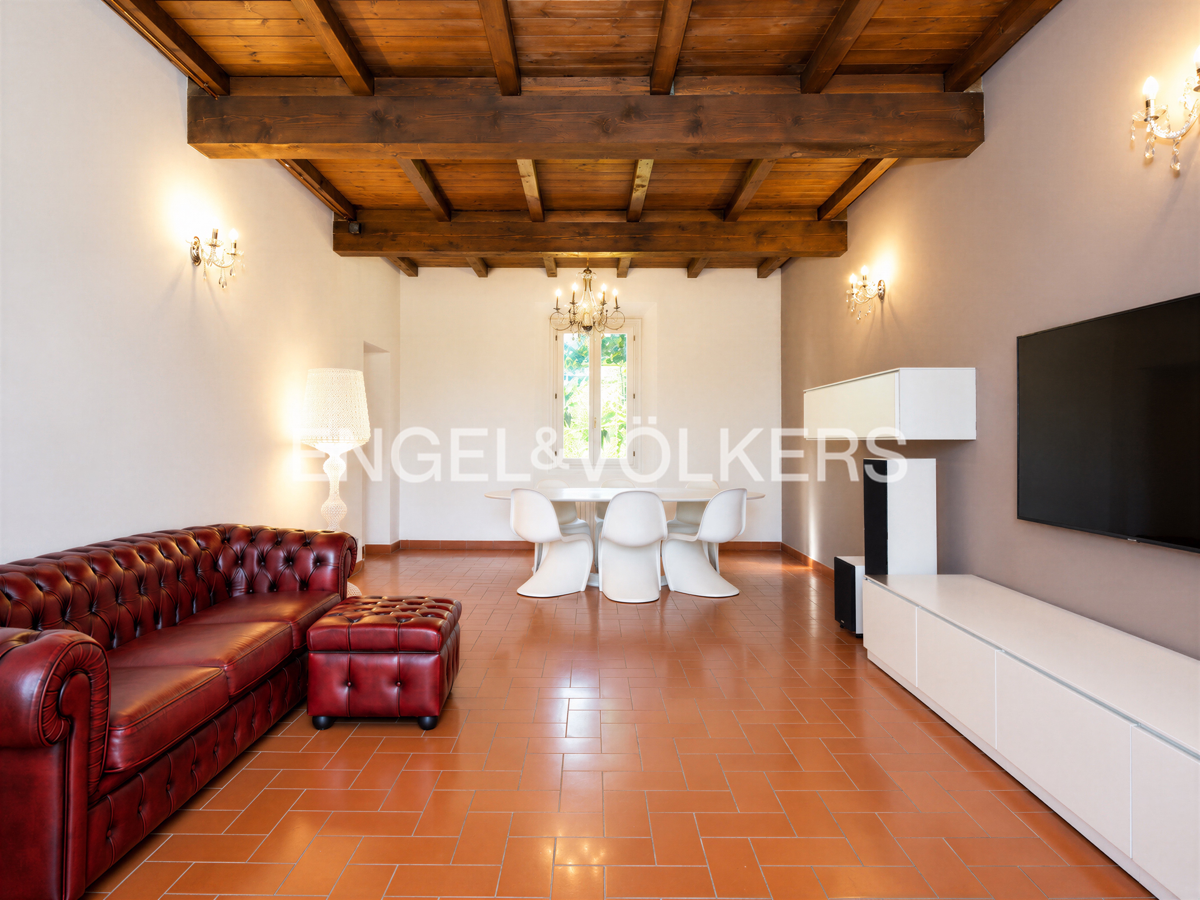 Refined designer duplex with private park in a historic residence in San Lazzaro