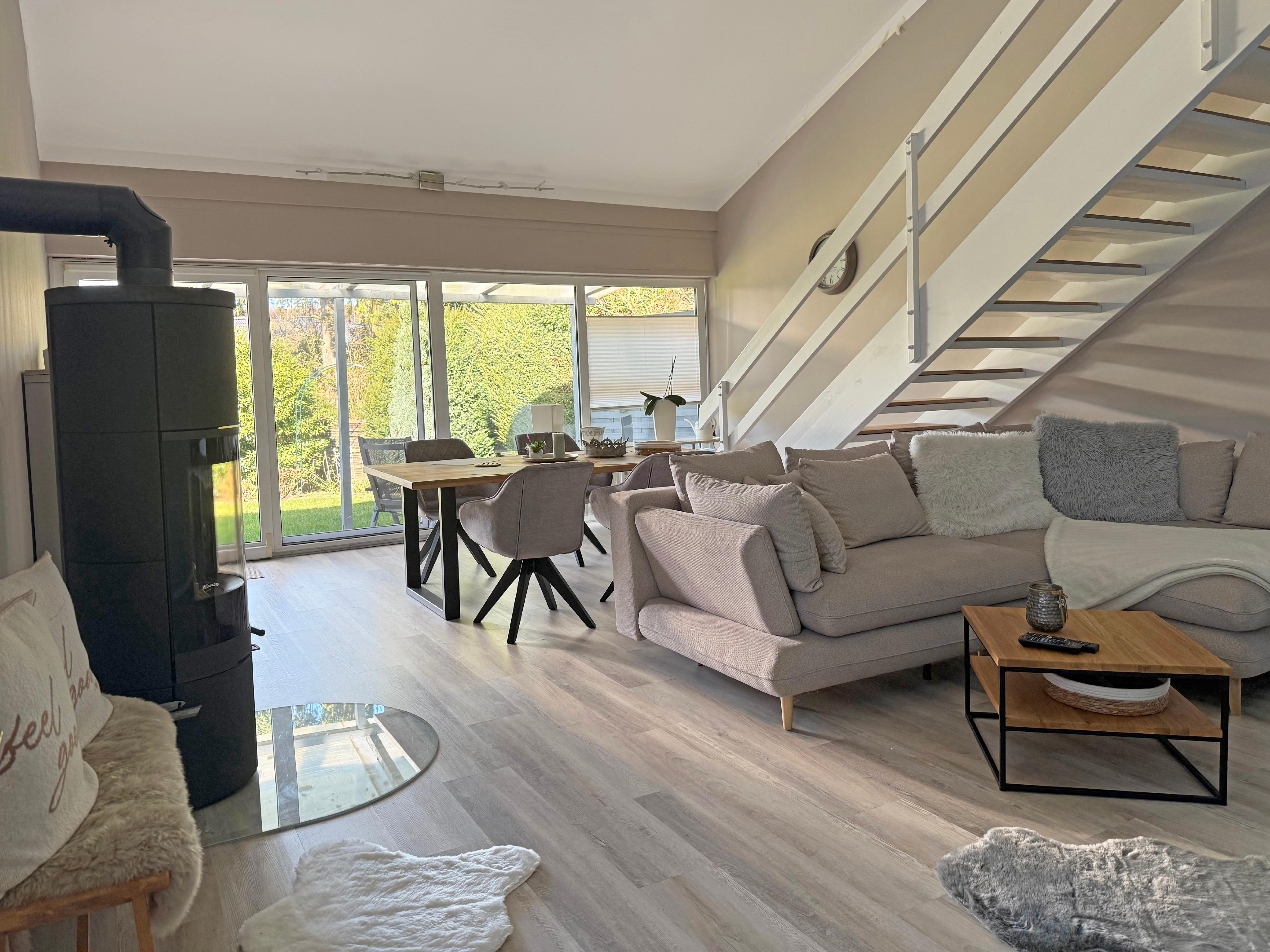 Modernisiertes Einfamilienhaus mit schönem Gartengrundstück und Garage