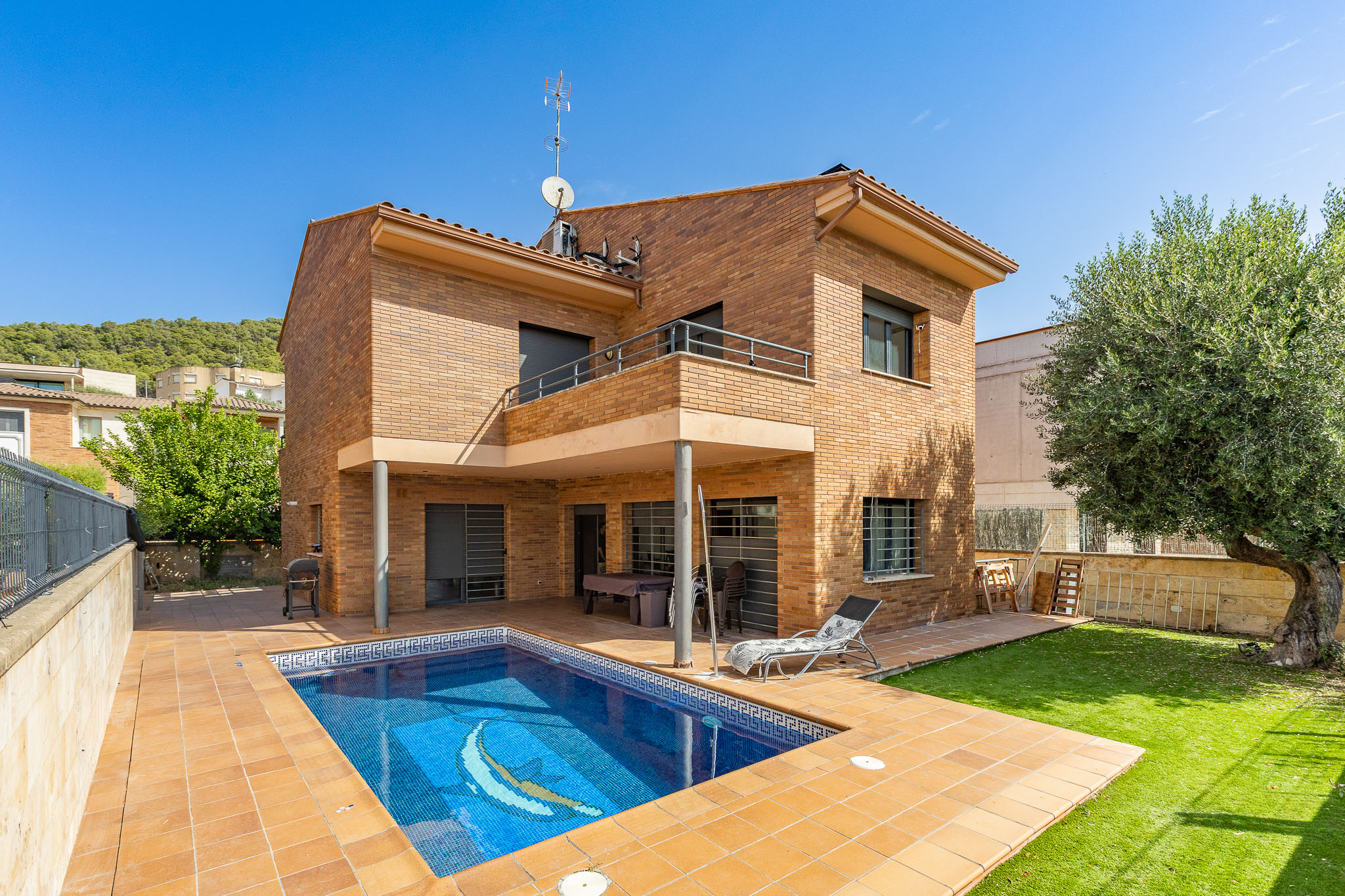 Spectacular detached single-family home with pool and garage