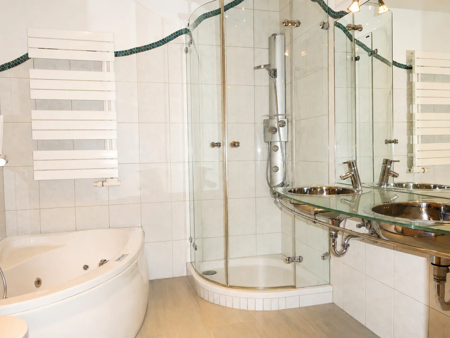 Schickes und gepflegtes RMH zur Miete • Geniale Aussicht, Gärtchen, großzügige Zimmer, EBK, Carport und sofort verfügbar - Photo 4
