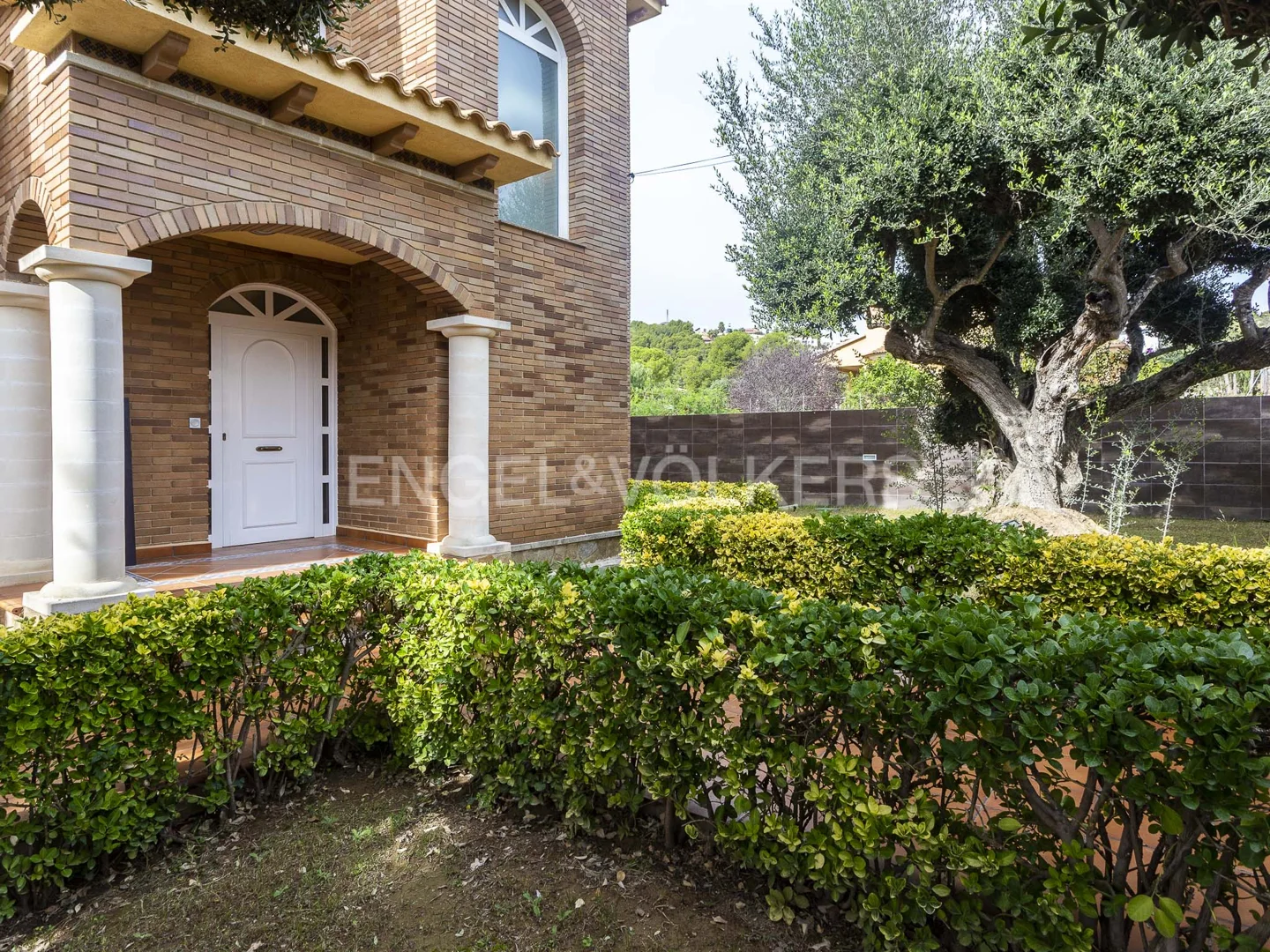 Elegant property in a residential area of the Costa Dorada.