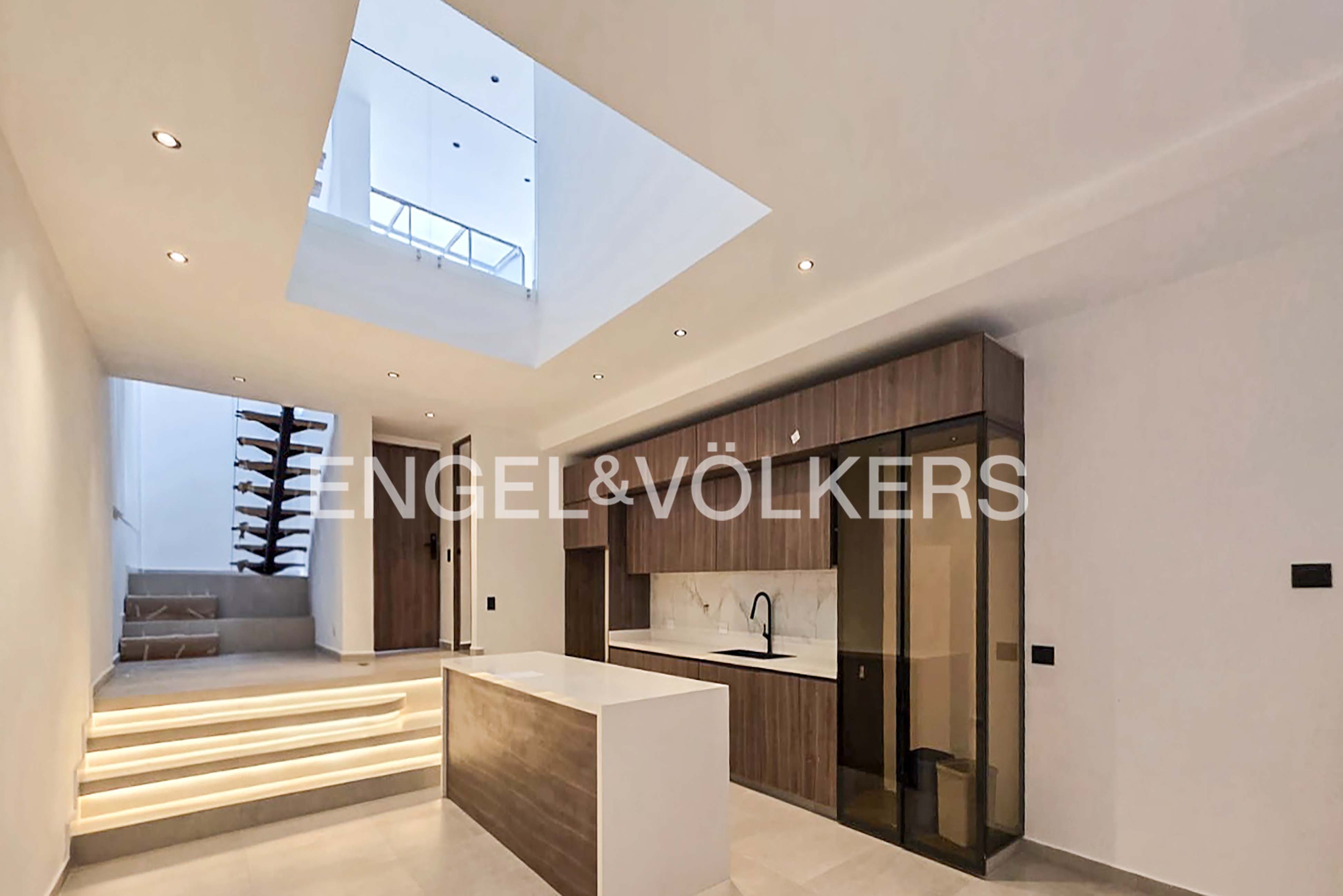 Casa con balcones para arriendo en El Tesoro, El Poblado
