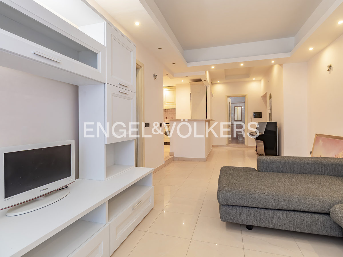 Eur – elegant furnished three-room apartment on Europa Avenue